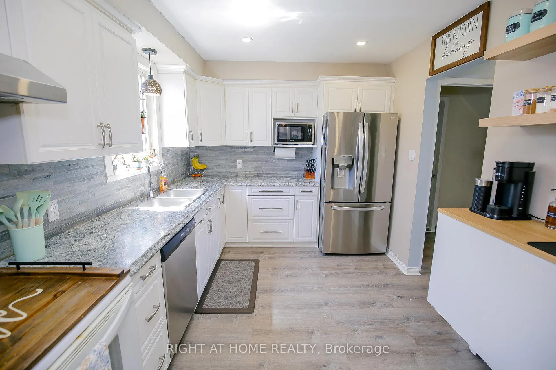 Photo 9 of 151 Little Avenue, Barrie, Allandale Heights — HOMEH