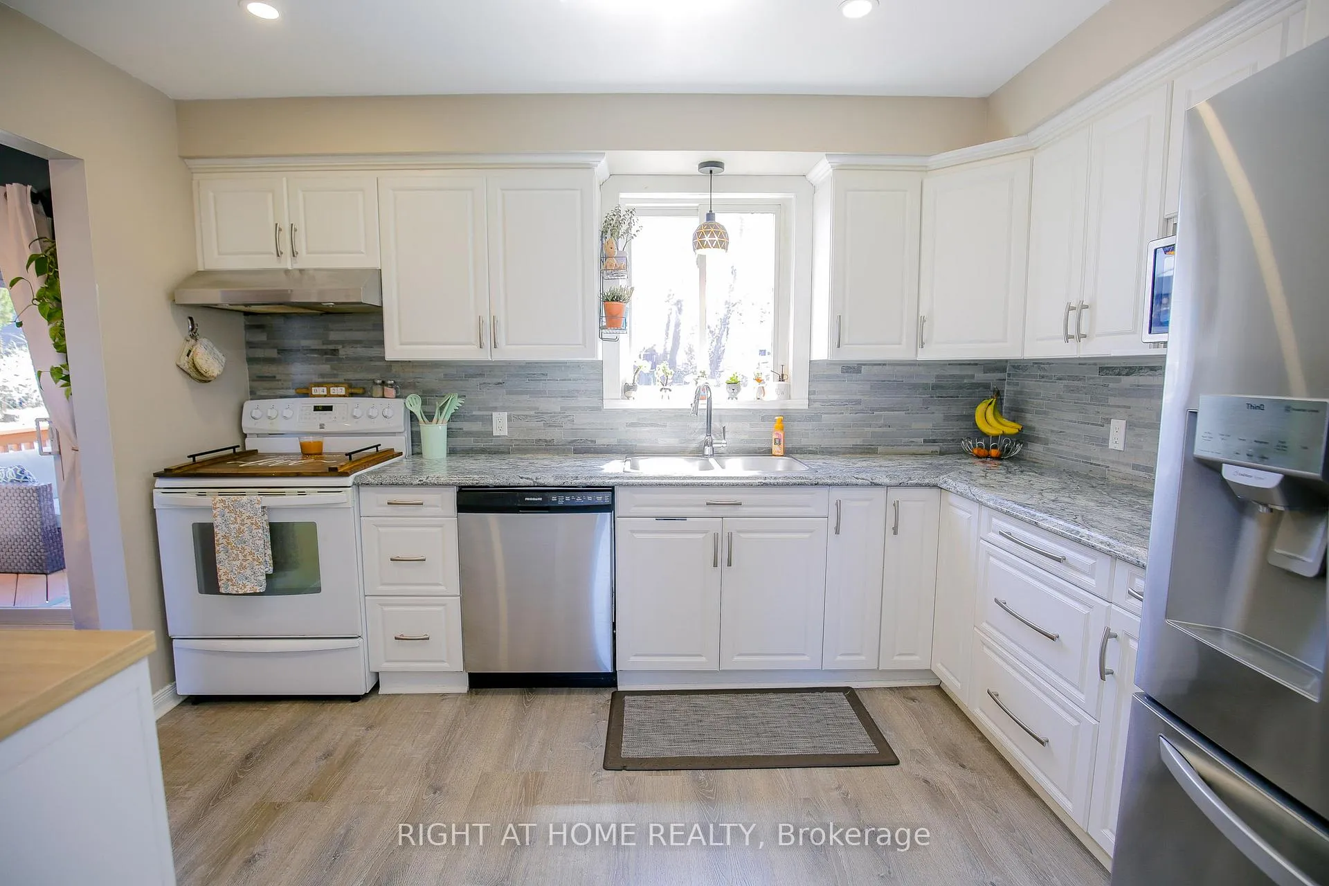Photo 10 of 151 Little Avenue, Barrie, Allandale Heights — HOMEH