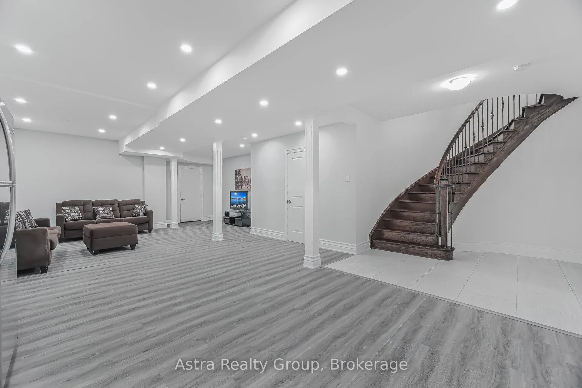 Photo 32 of 75 Virtue Crescent, Vaughan, Vellore Village — HOMEH