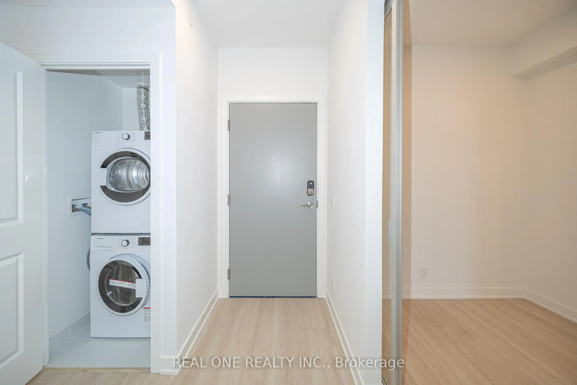 Photo 8 of Unit 1408, 30 Upper Mall Way, Vaughan, Brownridge — HOMEH