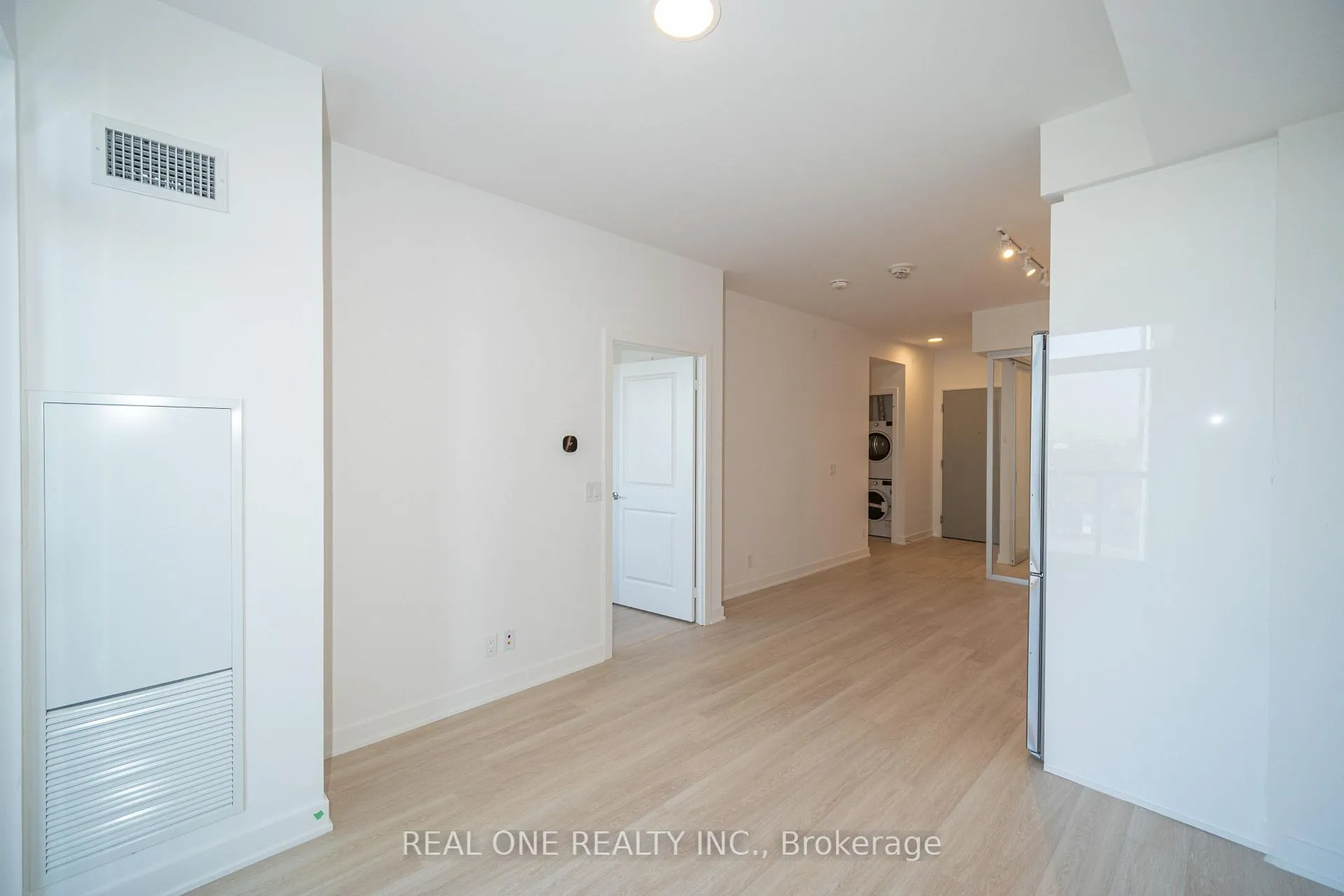 Photo 12 of Unit 1408, 30 Upper Mall Way, Vaughan, Brownridge — HOMEH