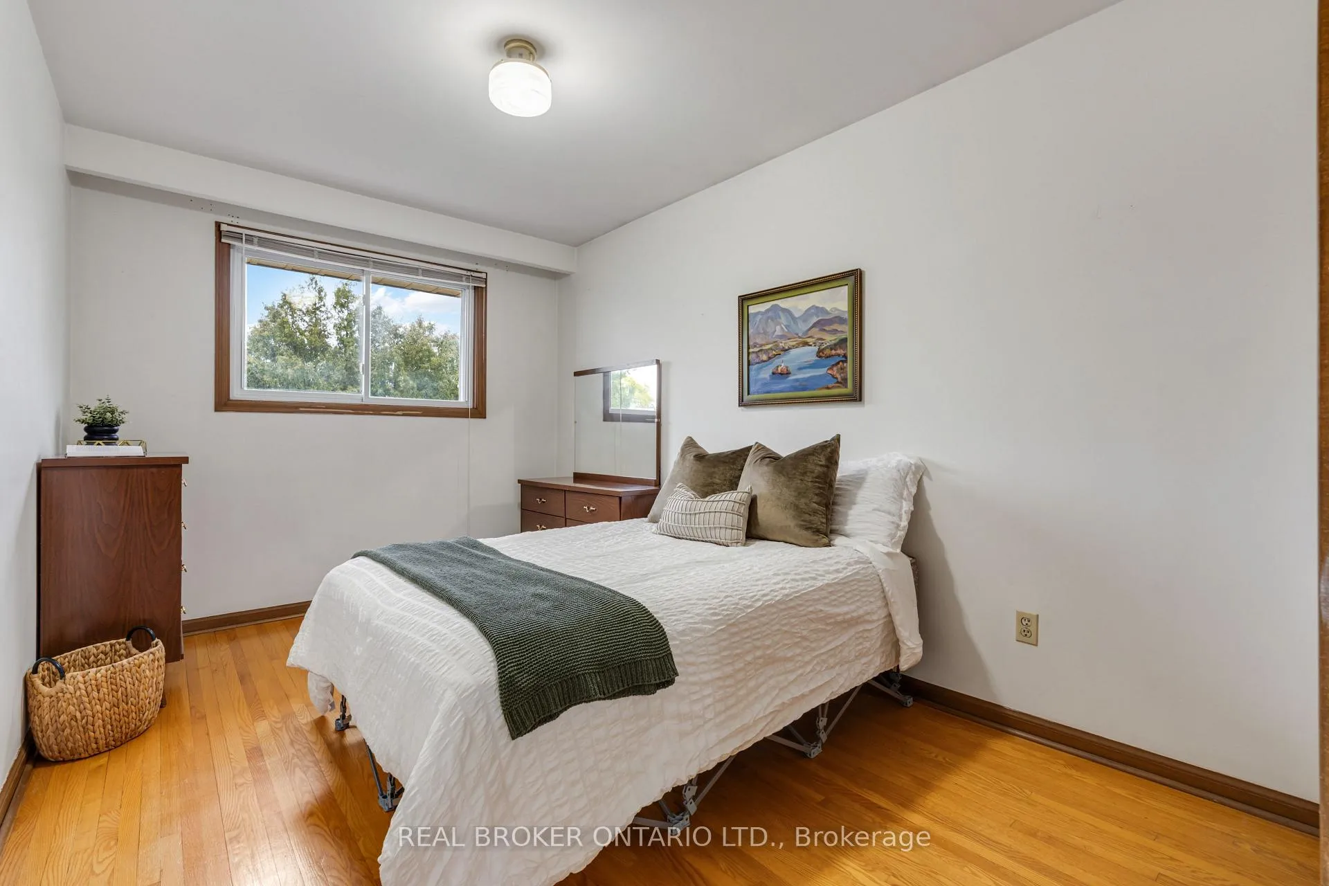 Photo 21 of 56A Treeview Drive, Etobicoke, Alderwood — HOMEH