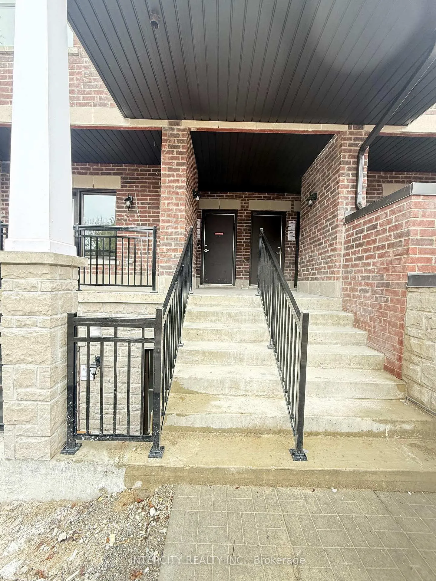 Photo 1 of Unit 235, 111-15100 Yonge Street, Aurora, Aurora Village — HOMEH