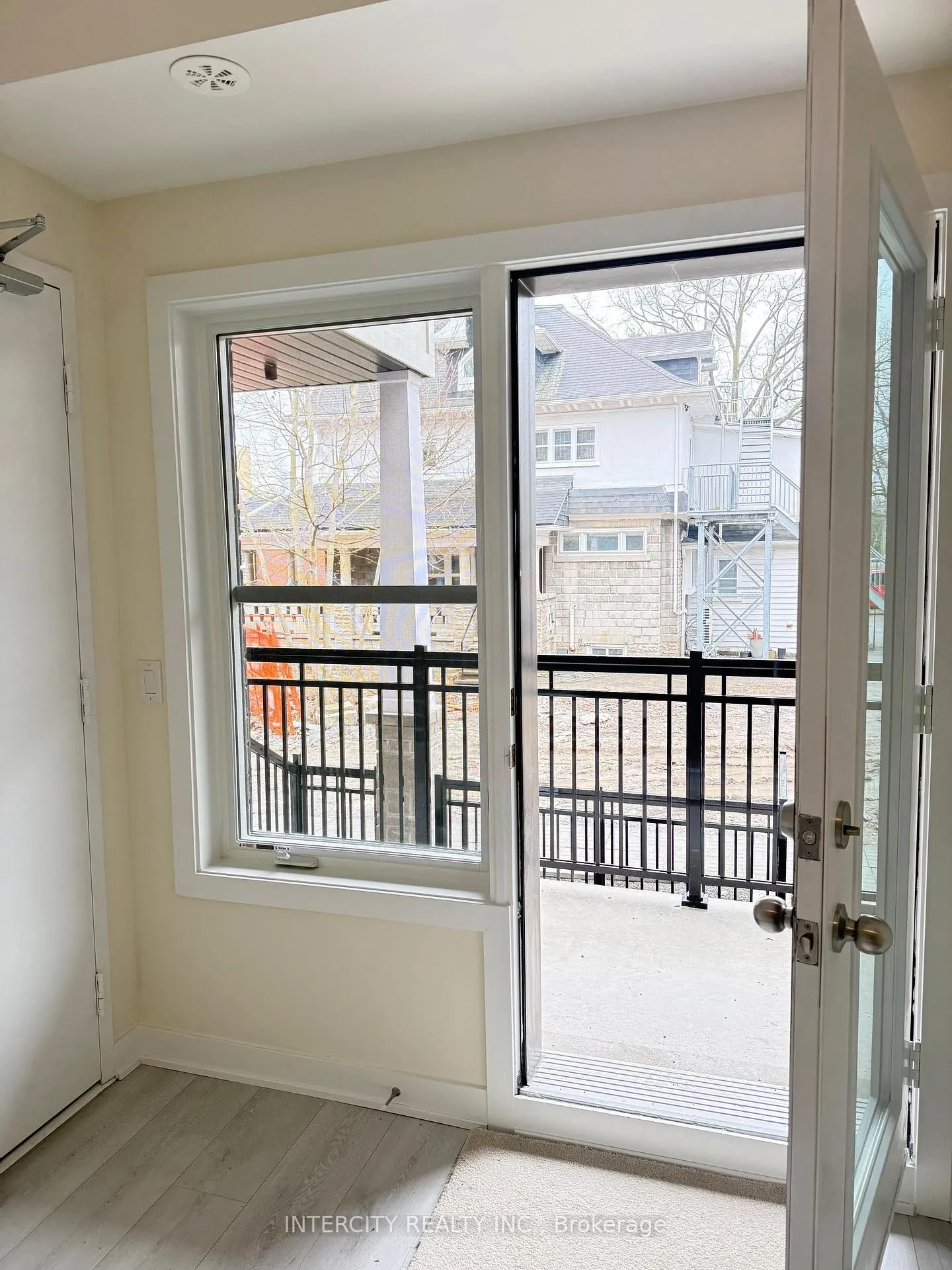 Photo 2 of Unit 235, 111-15100 Yonge Street, Aurora, Aurora Village — HOMEH