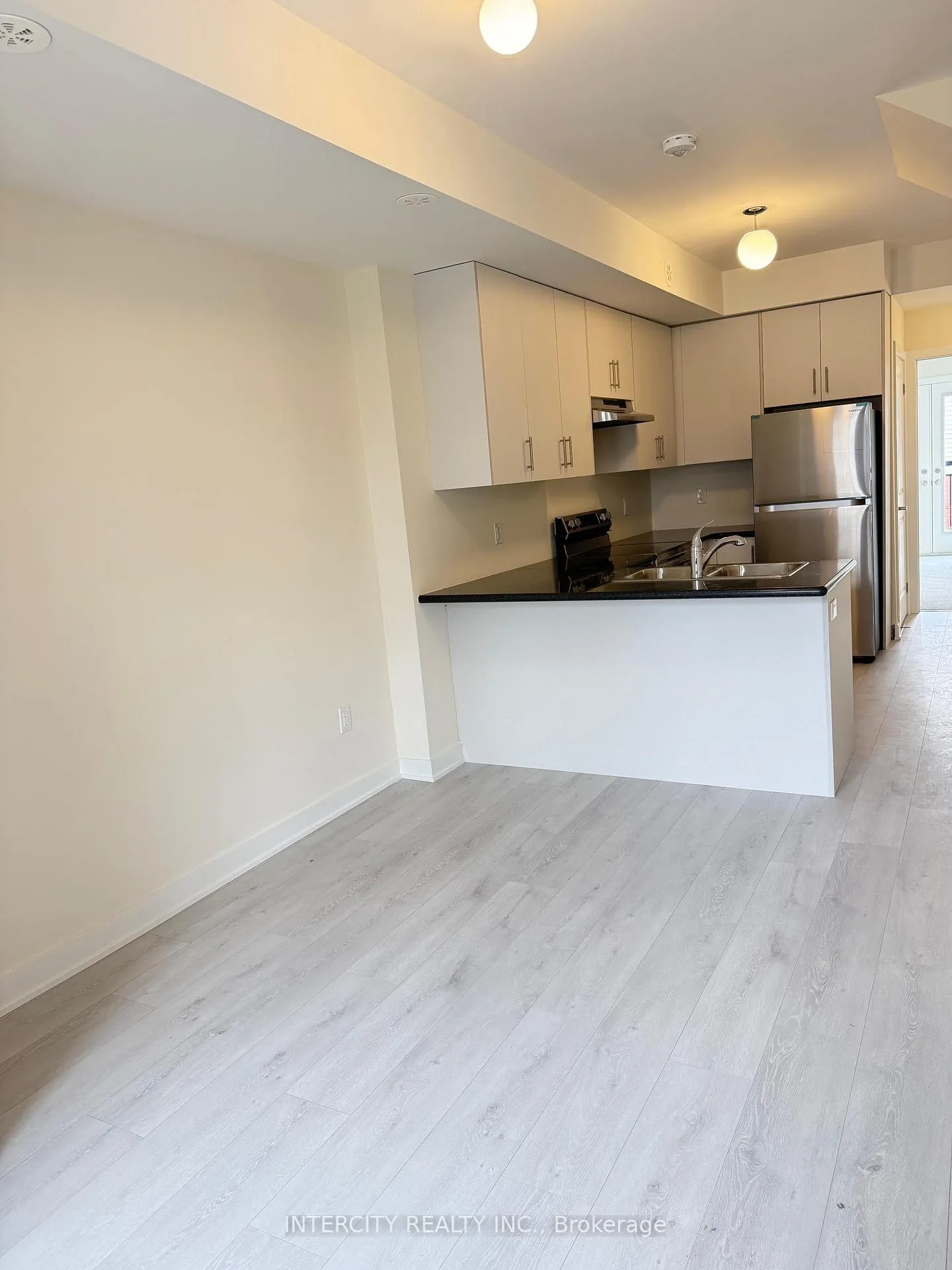 Photo 4 of Unit 235, 111-15100 Yonge Street, Aurora, Aurora Village — HOMEH