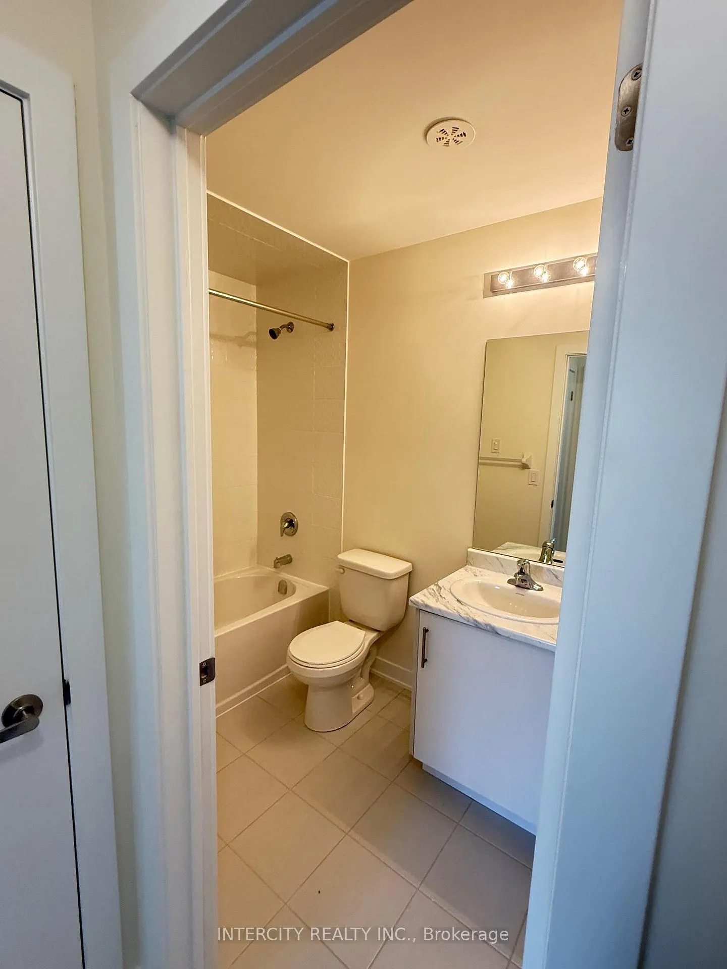 Photo 7 of Unit 235, 111-15100 Yonge Street, Aurora, Aurora Village — HOMEH