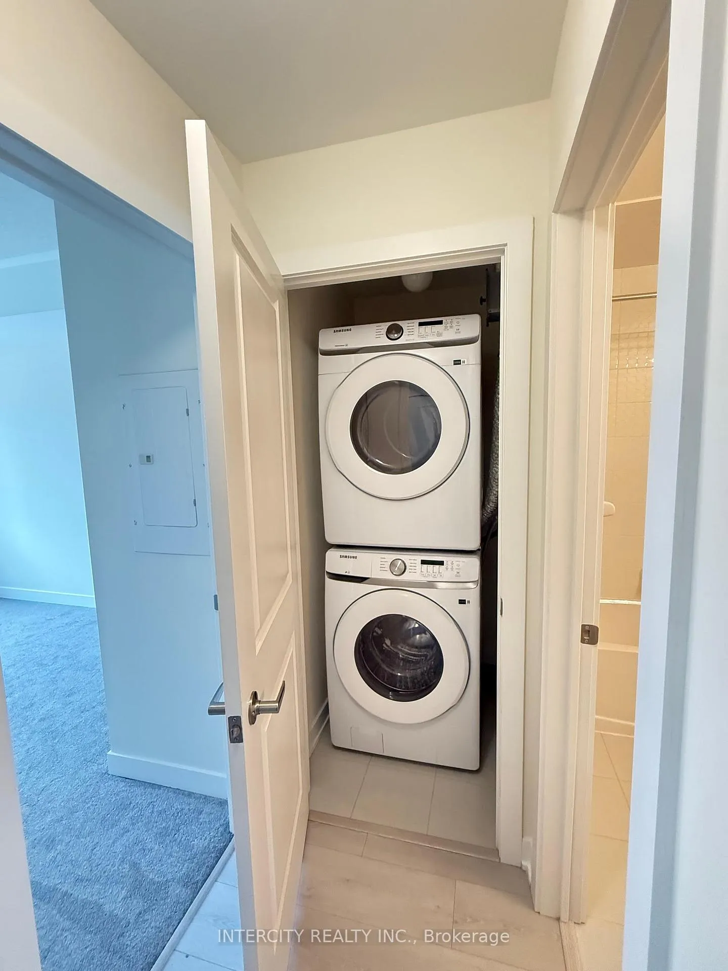Photo 8 of Unit 235, 111-15100 Yonge Street, Aurora, Aurora Village — HOMEH