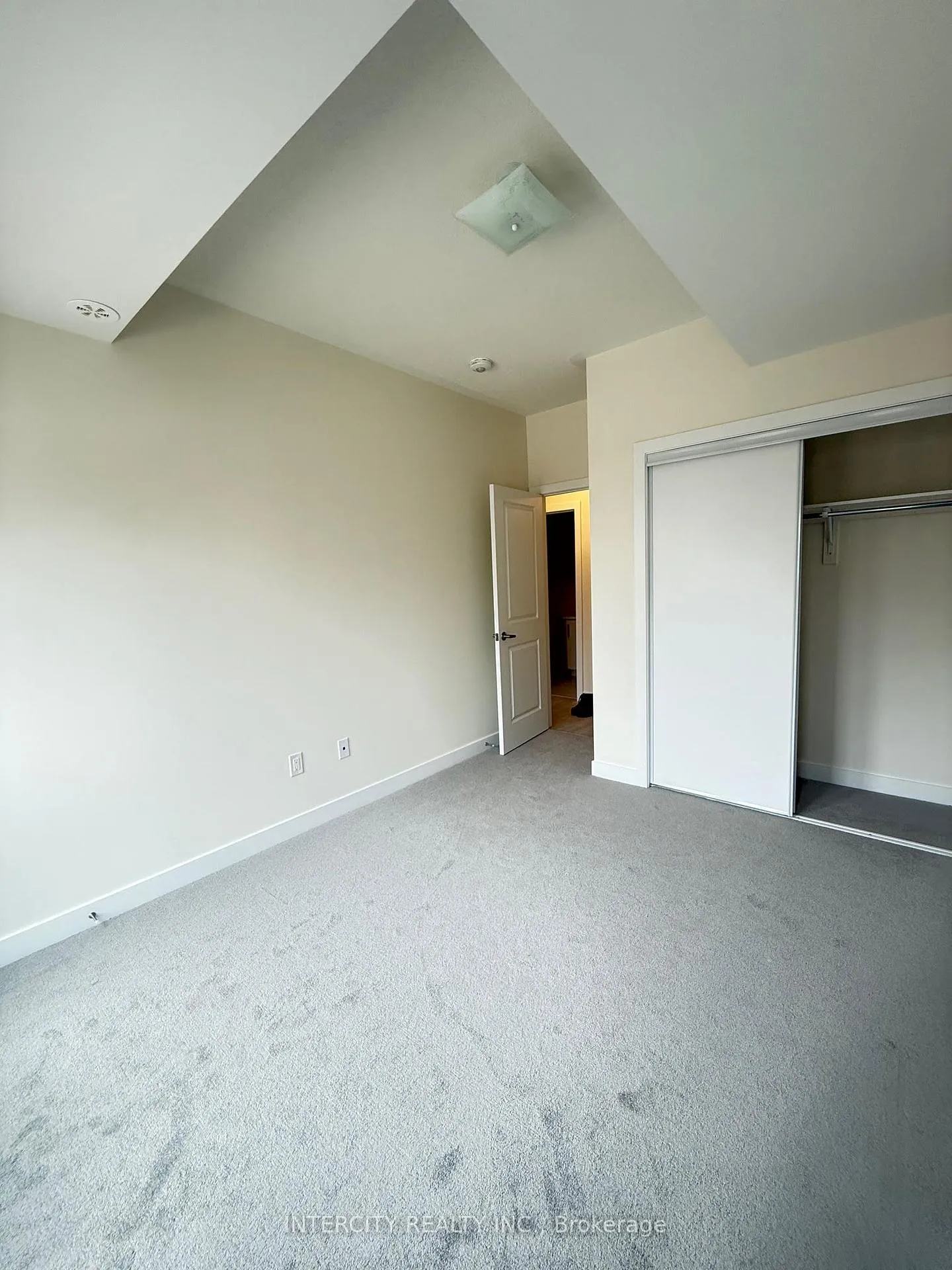Photo 12 of Unit 235, 111-15100 Yonge Street, Aurora, Aurora Village — HOMEH