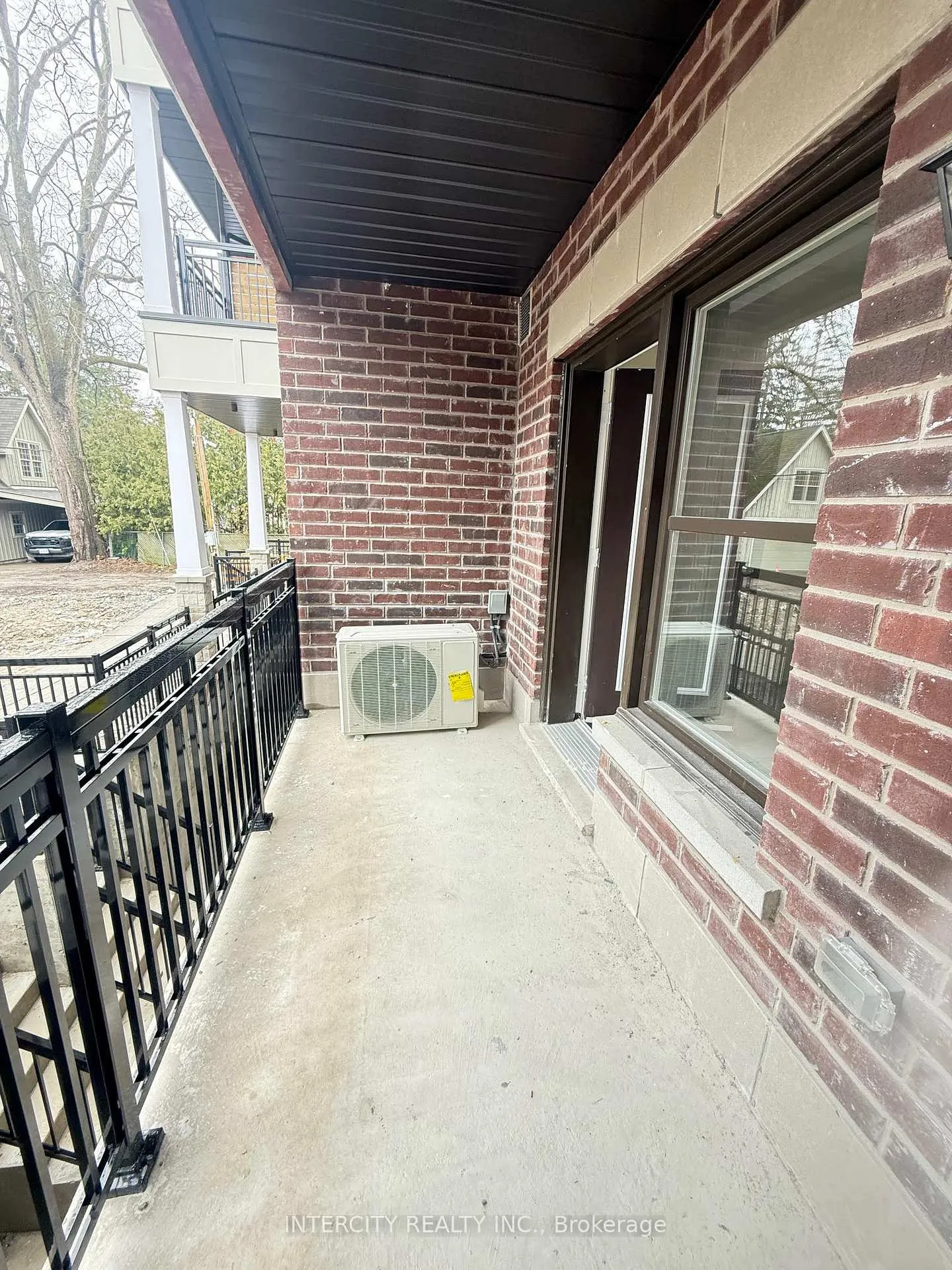 Photo 13 of Unit 235, 111-15100 Yonge Street, Aurora, Aurora Village — HOMEH