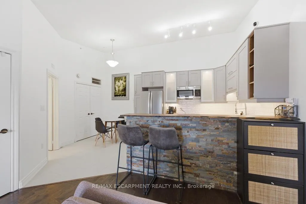 Photo 3 of Unit 410, 4013 Kilmer Drive, Burlington, Tansley — HOMEH