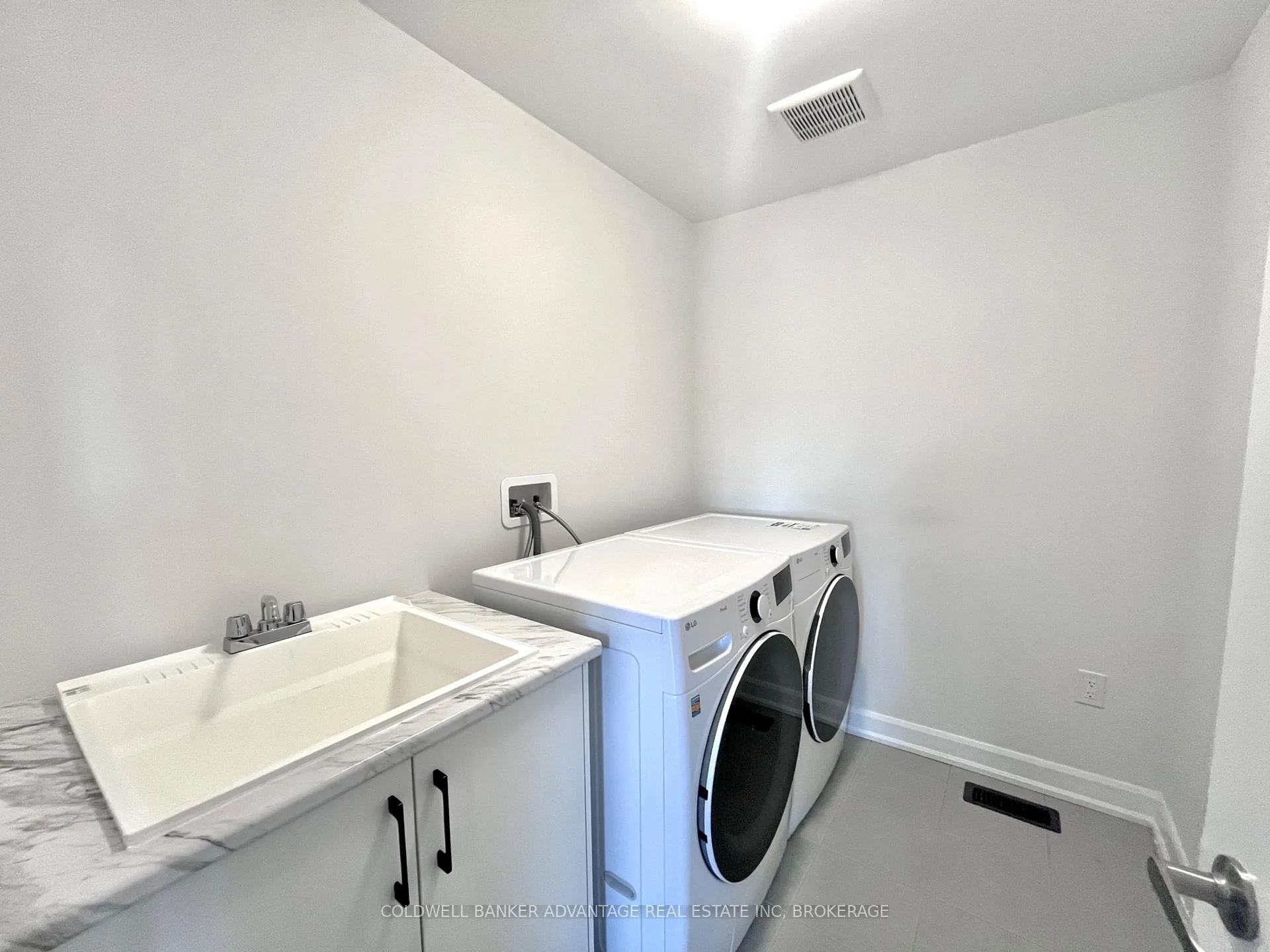 Photo 24 of 714 Daimler Parkway, Welland, Hwy 406/Welland — HOMEH