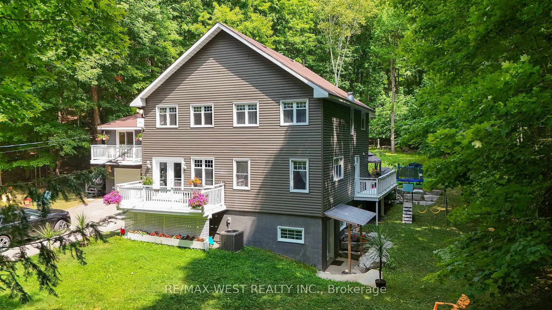 Front of 1158 Lorne Lane
