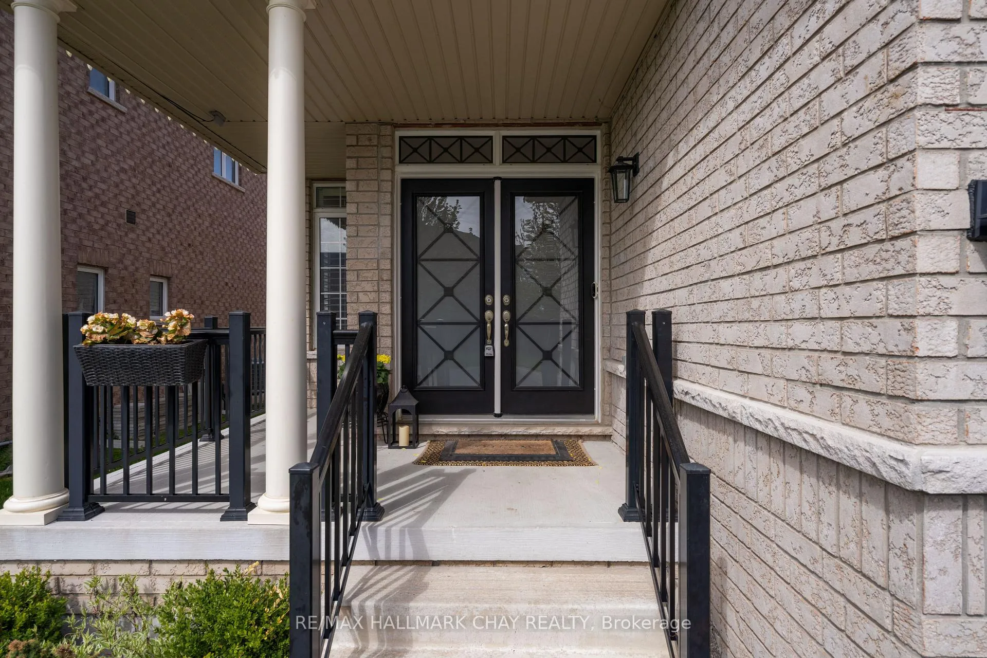 Photo 2 of 20 Westminster Circle, Barrie, Innis-Shore — HOMEH