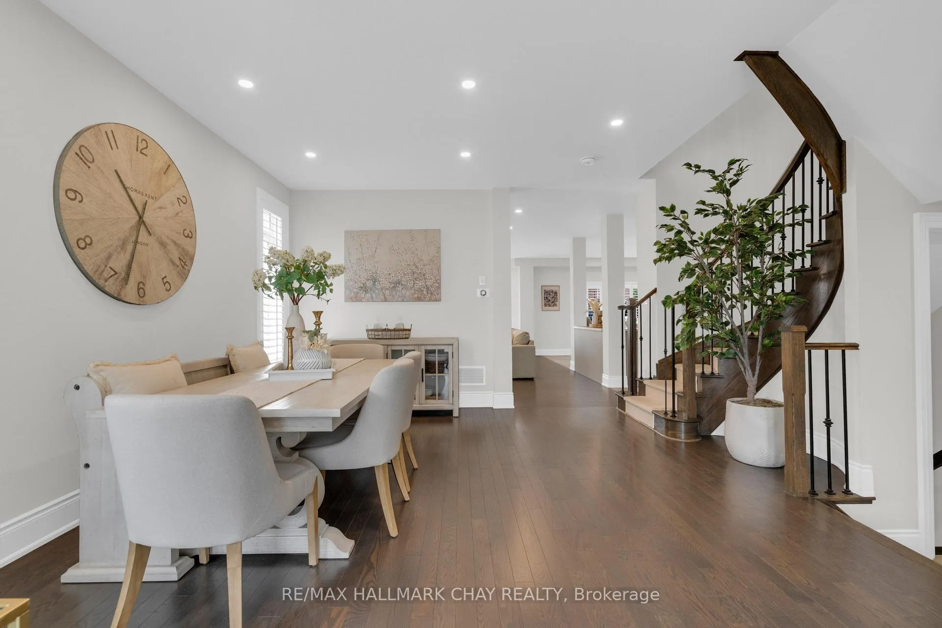 Photo 4 of 20 Westminster Circle, Barrie, Innis-Shore — HOMEH
