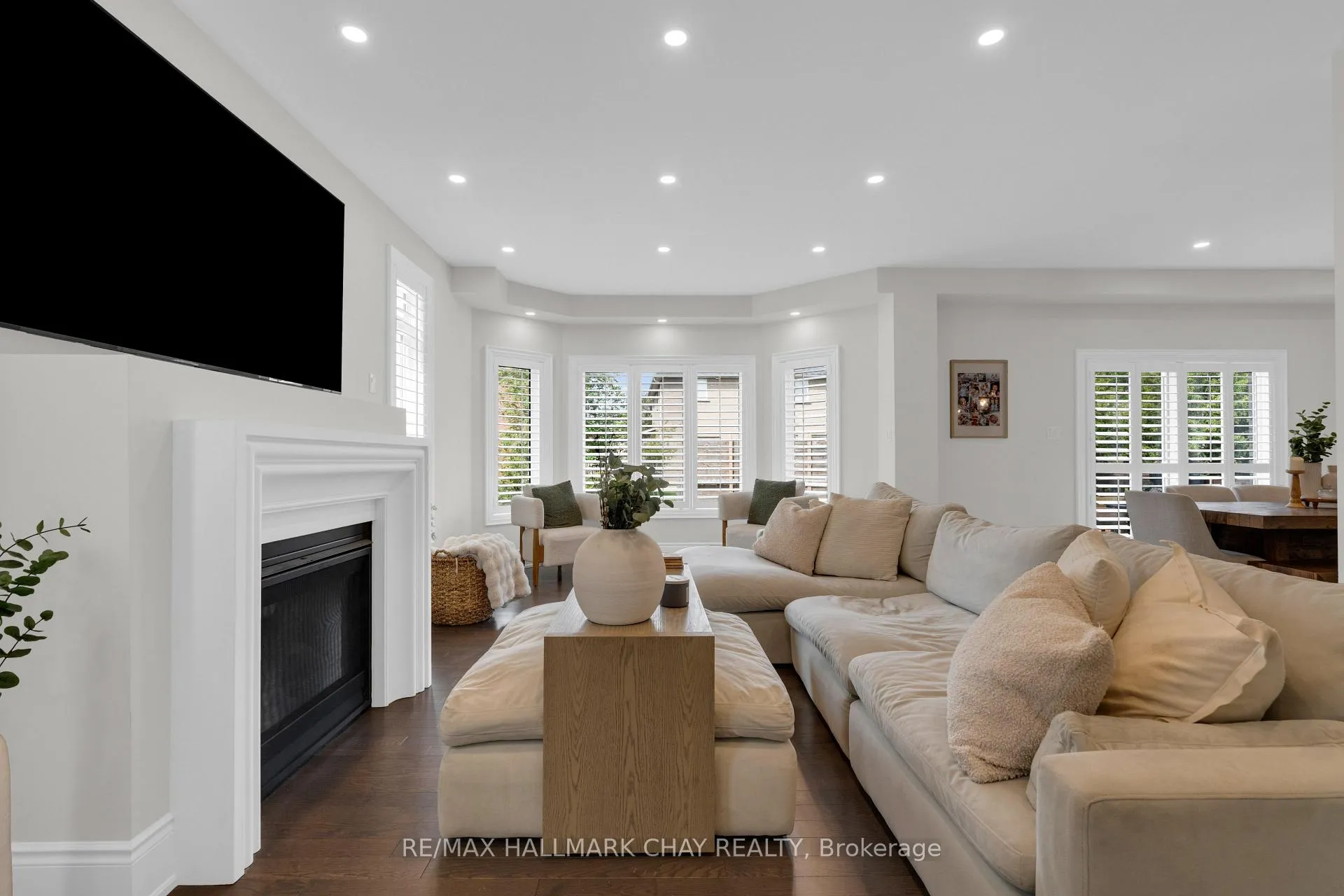 Photo 8 of 20 Westminster Circle, Barrie, Innis-Shore — HOMEH