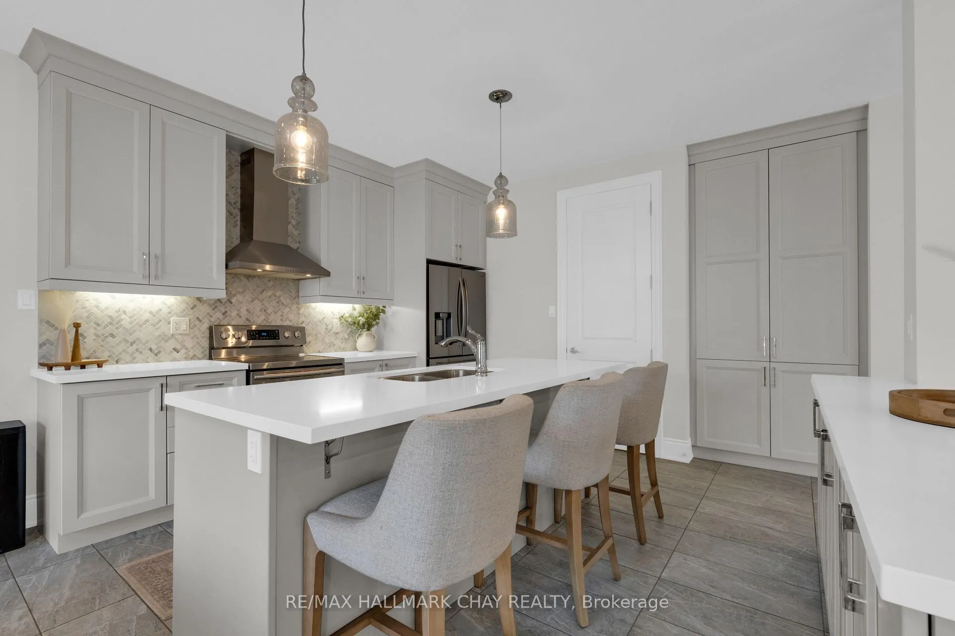 Photo 11 of 20 Westminster Circle, Barrie, Innis-Shore — HOMEH
