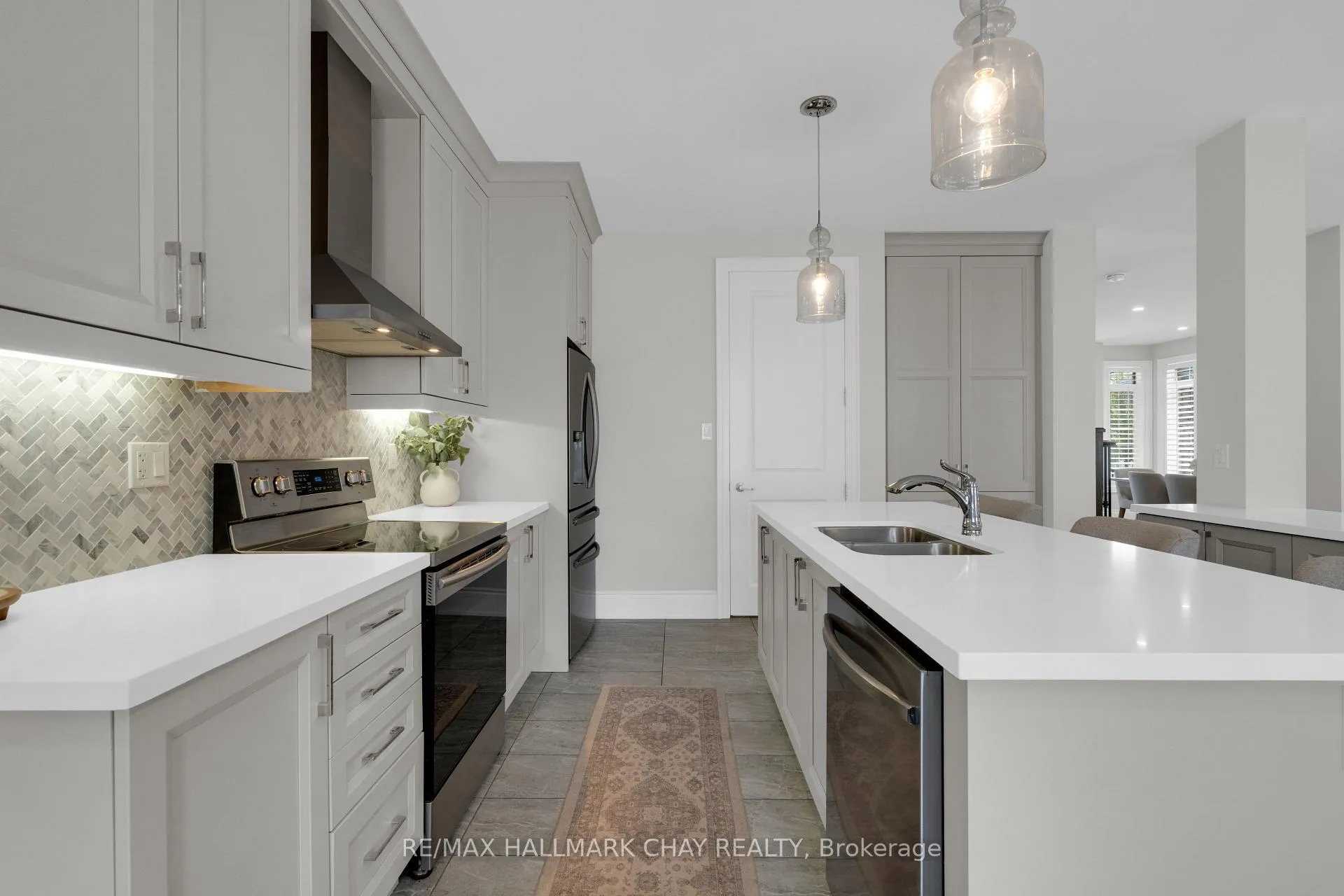 Photo 12 of 20 Westminster Circle, Barrie, Innis-Shore — HOMEH