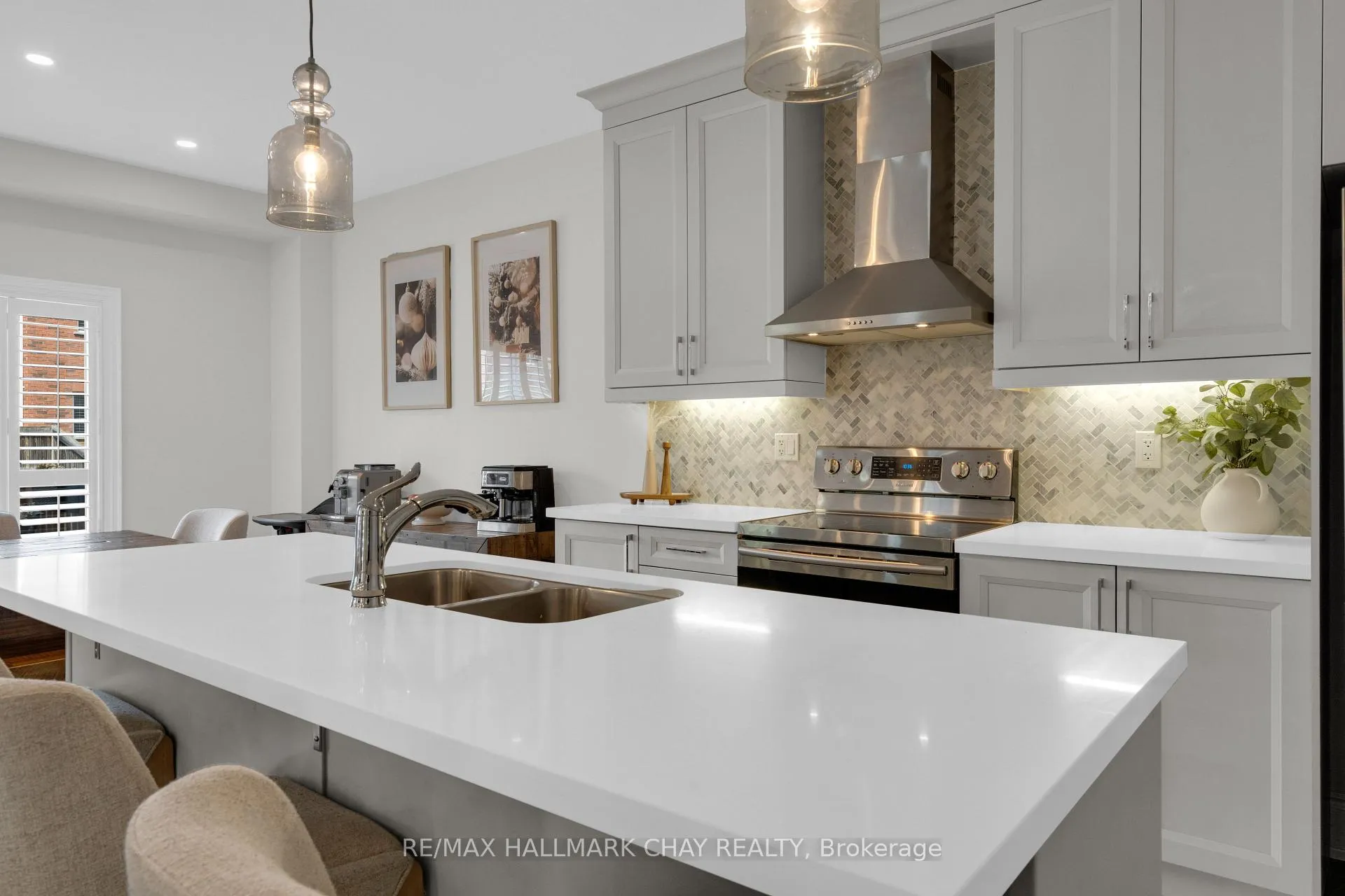 Photo 13 of 20 Westminster Circle, Barrie, Innis-Shore — HOMEH