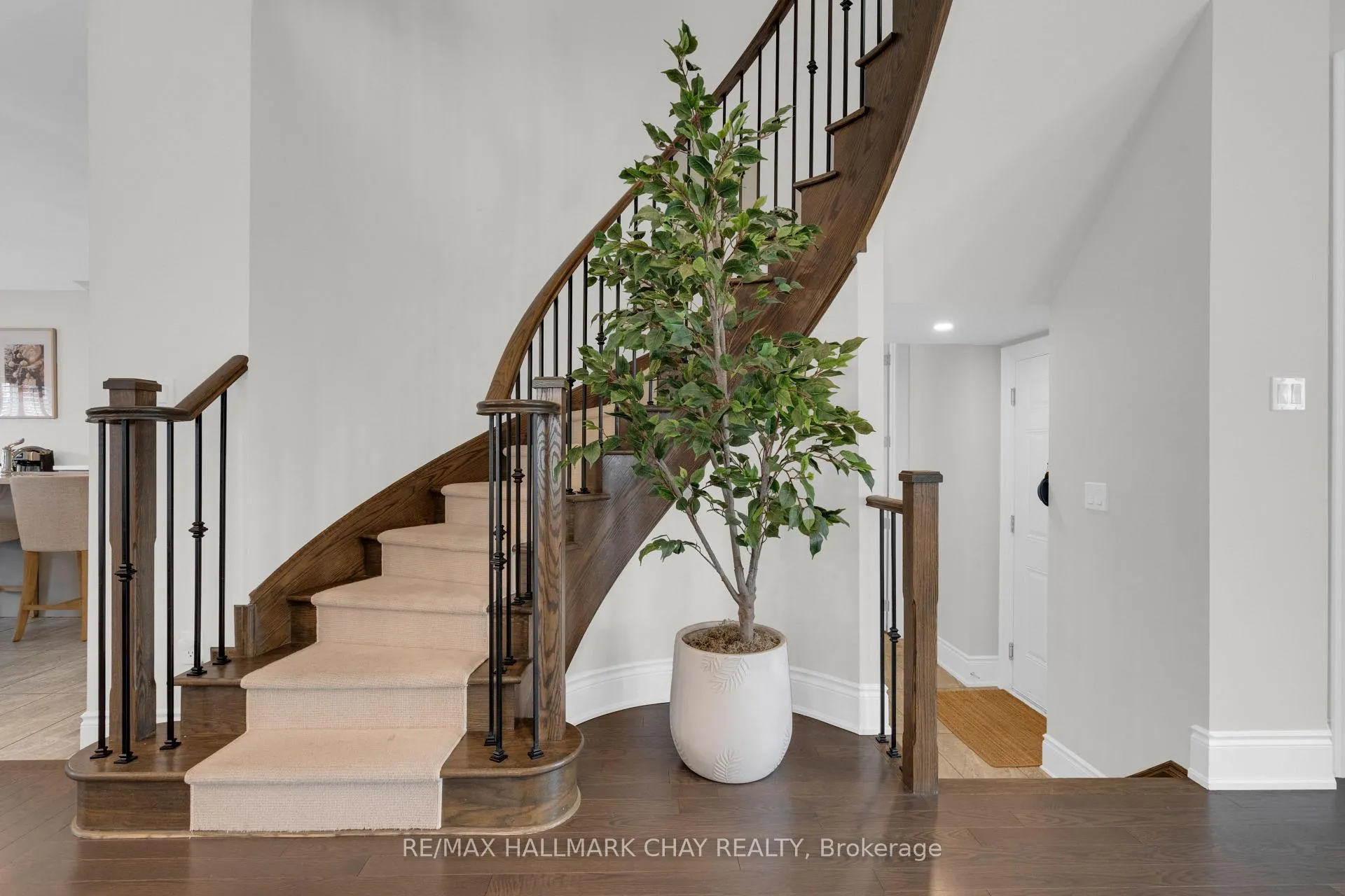 Photo 17 of 20 Westminster Circle, Barrie, Innis-Shore — HOMEH