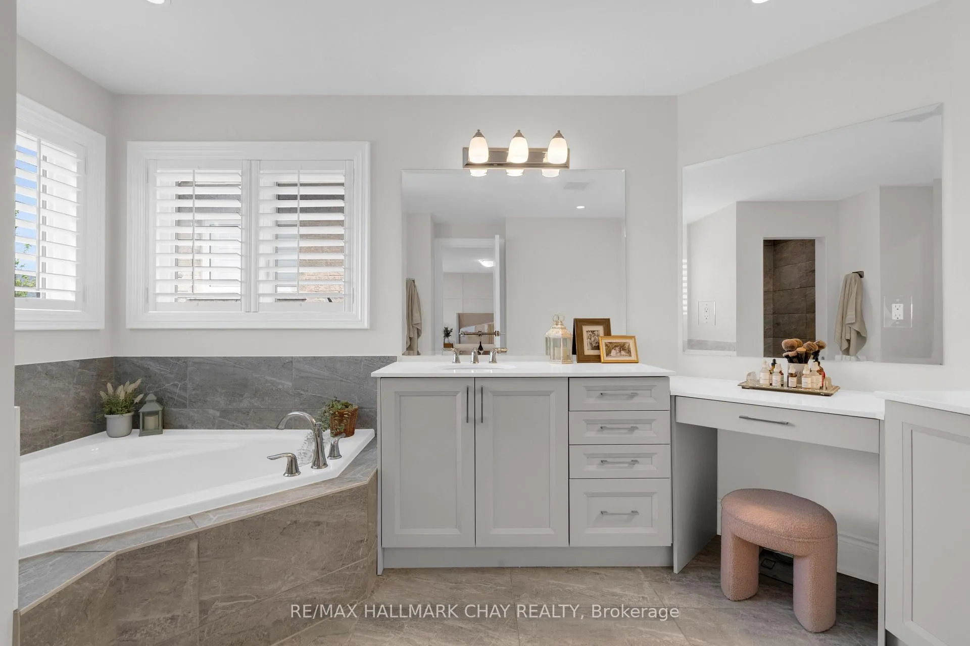 Photo 19 of 20 Westminster Circle, Barrie, Innis-Shore — HOMEH