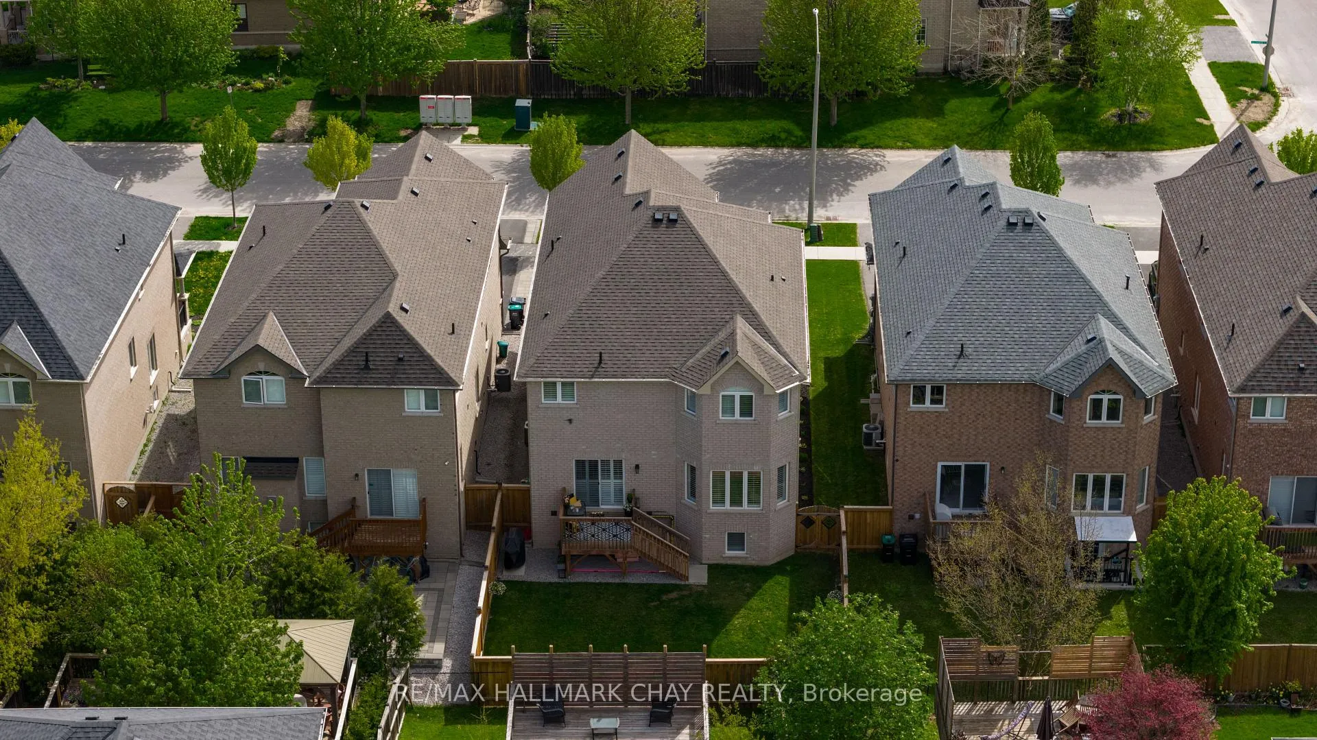 Photo 37 of 20 Westminster Circle, Barrie, Innis-Shore — HOMEH