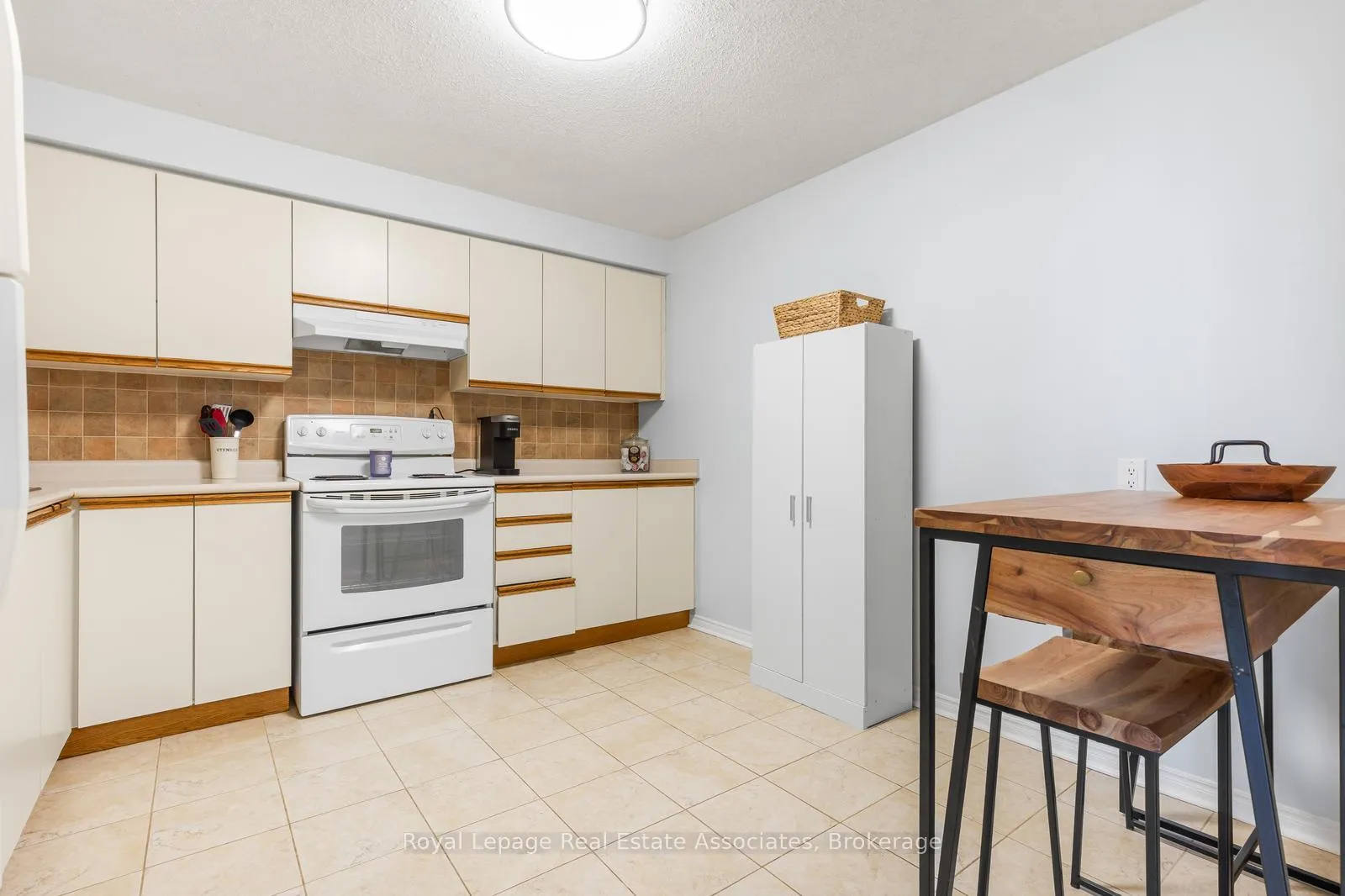 Photo 13 of Unit 1502, 55 Green Valley Drive, Kitchener, Pioneer Park — HOMEH
