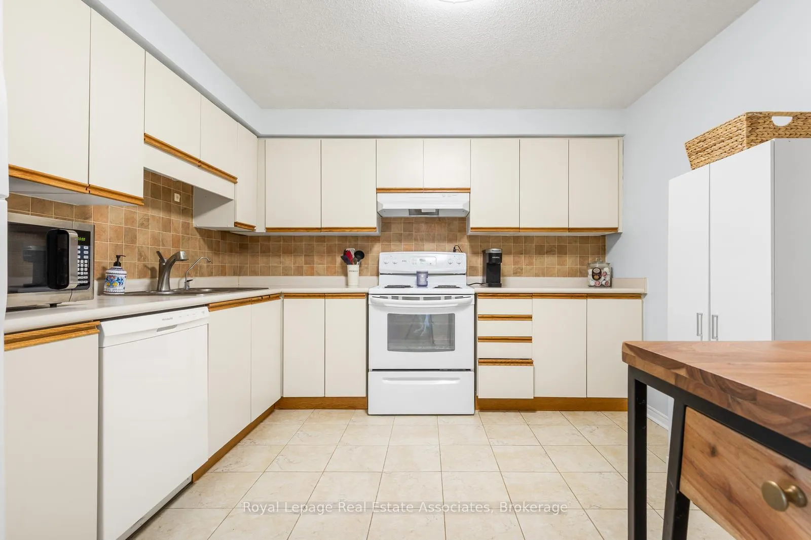 Photo 14 of Unit 1502, 55 Green Valley Drive, Kitchener, Pioneer Park — HOMEH