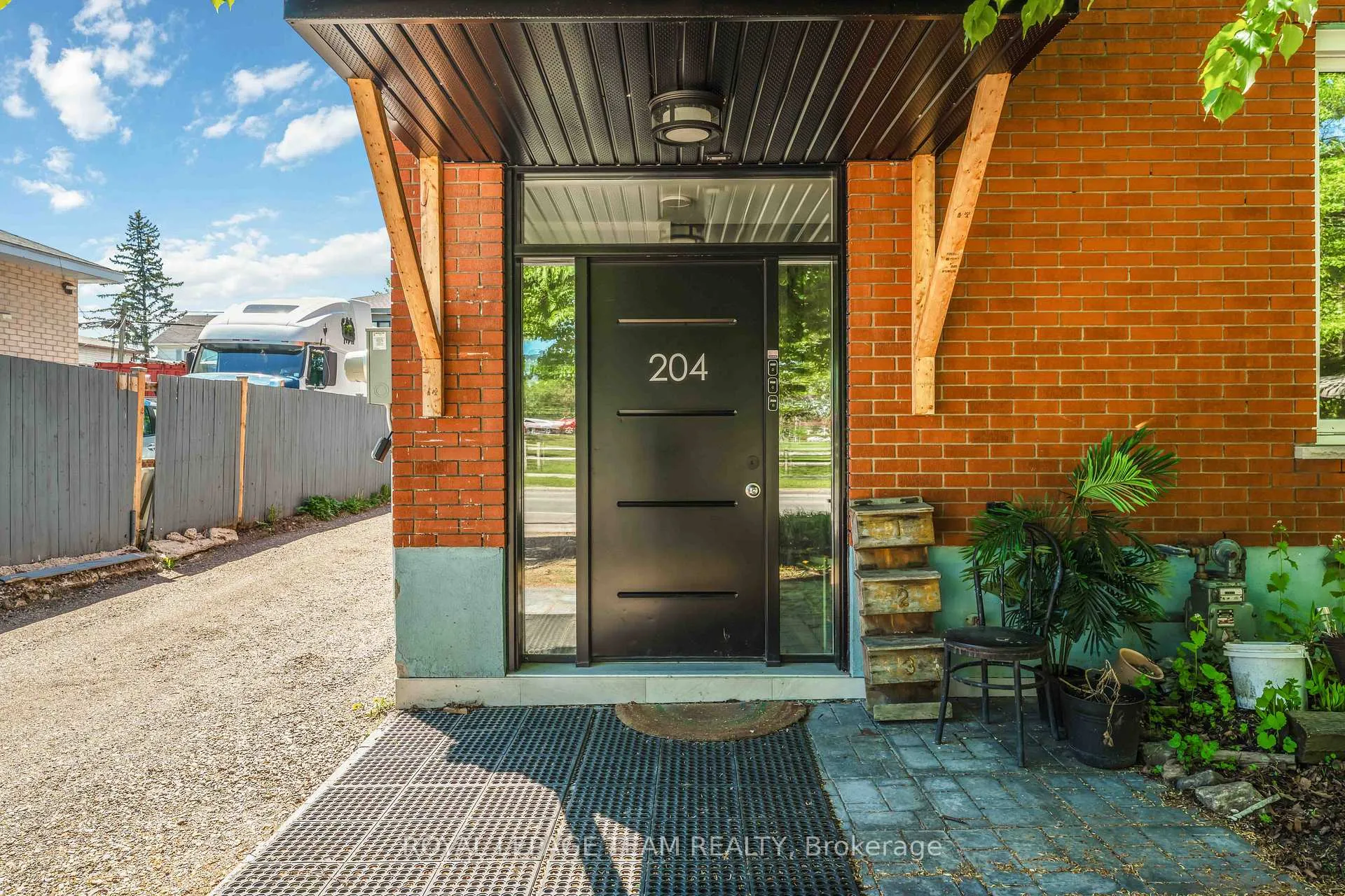 Photo 2 of Unit 2, 204 Donald Street, Ottawa, Overbrook/Castle Heights — HOMEH
