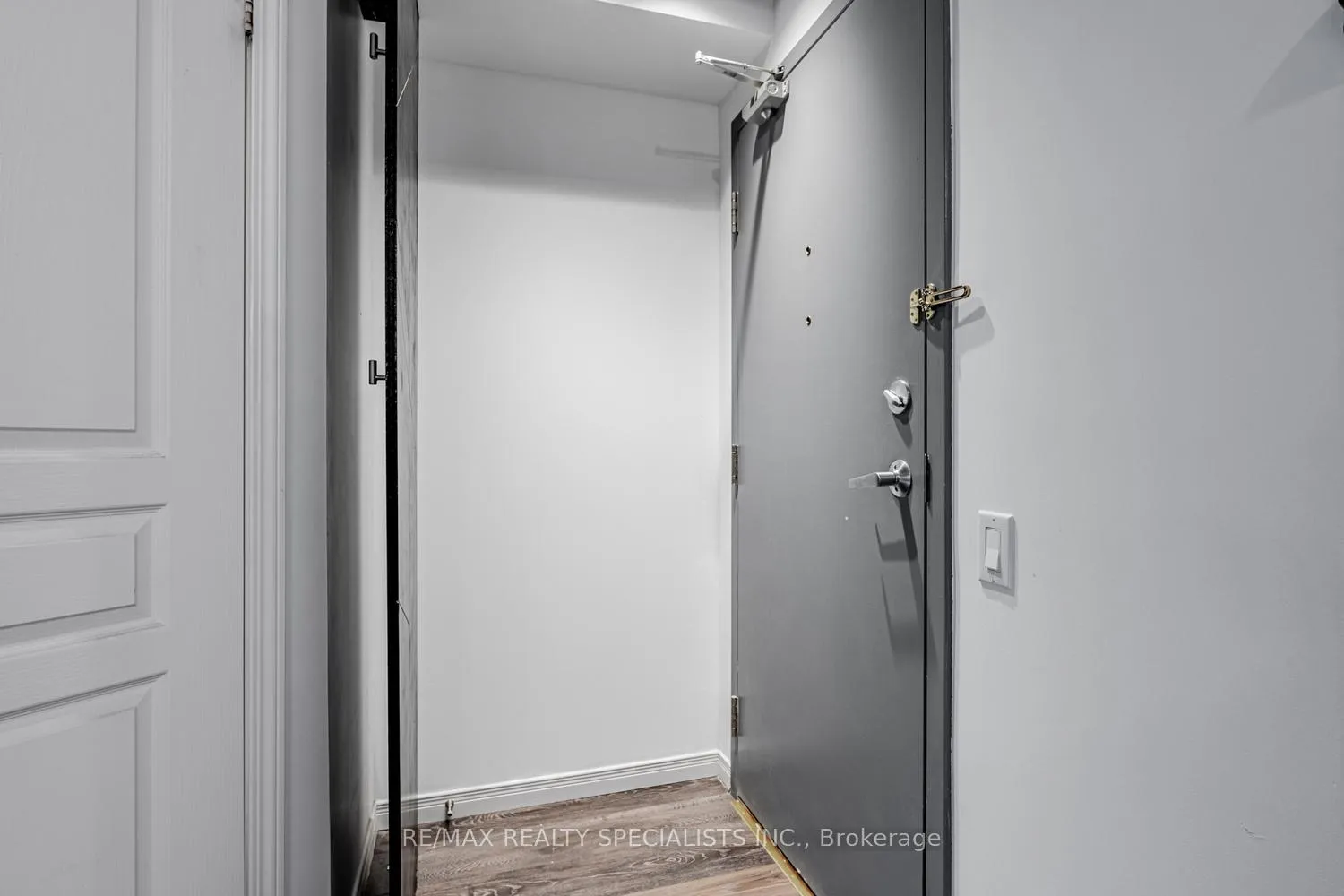 Photo 5 of Unit 208, 140 Bathurst Street, Toronto, Niagara — HOMEH
