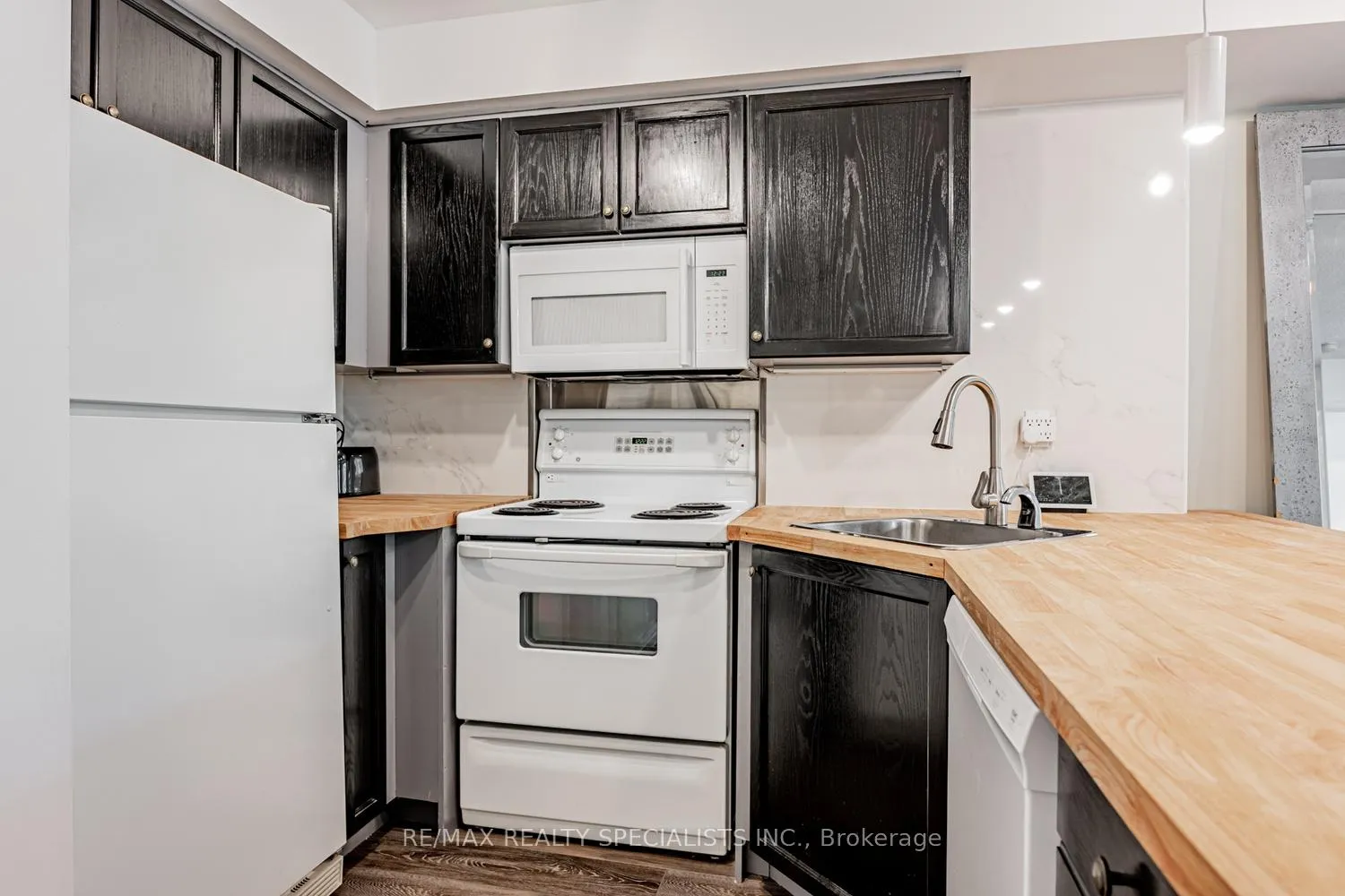 Photo 7 of Unit 208, 140 Bathurst Street, Toronto, Niagara — HOMEH
