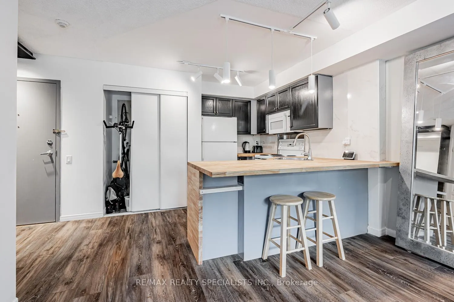 Photo 8 of Unit 208, 140 Bathurst Street, Toronto, Niagara — HOMEH