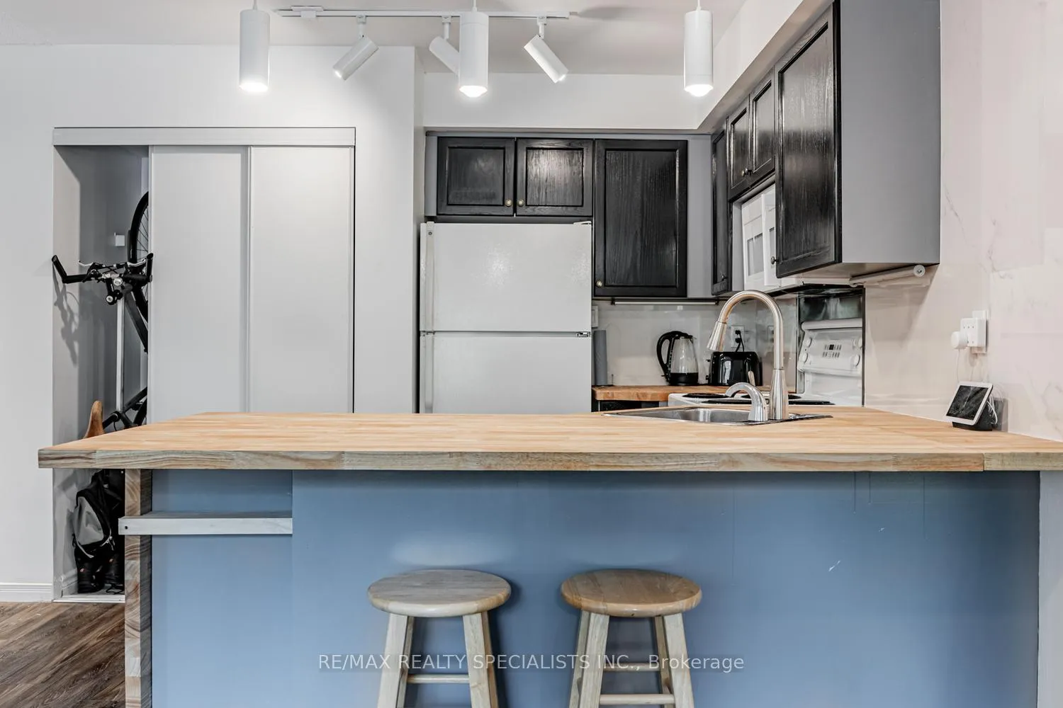 Photo 9 of Unit 208, 140 Bathurst Street, Toronto, Niagara — HOMEH