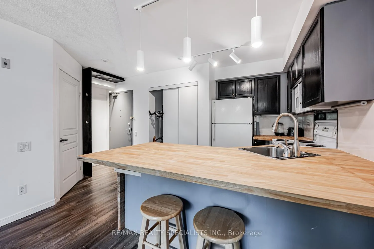 Photo 10 of Unit 208, 140 Bathurst Street, Toronto, Niagara — HOMEH