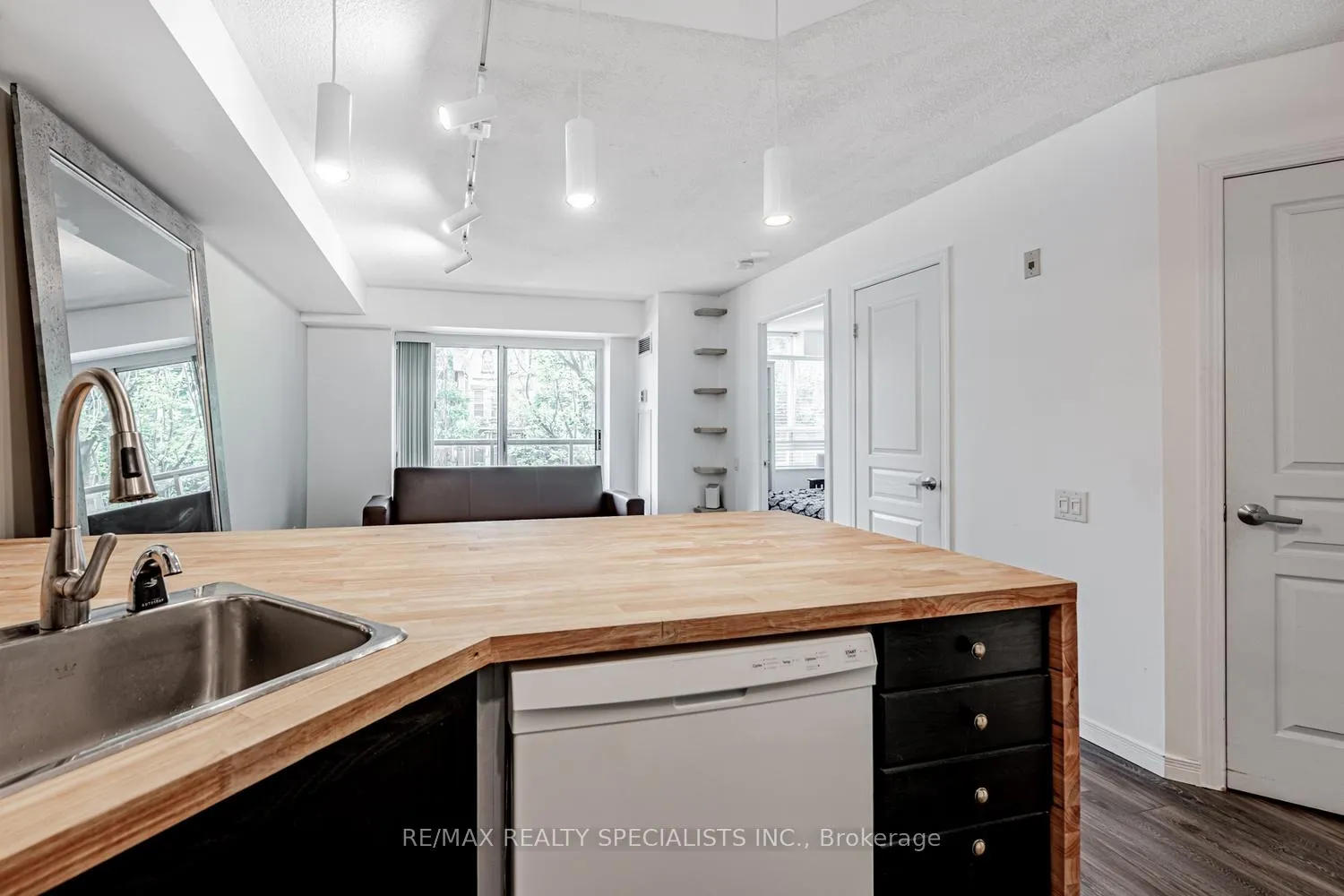 Photo 11 of Unit 208, 140 Bathurst Street, Toronto, Niagara — HOMEH