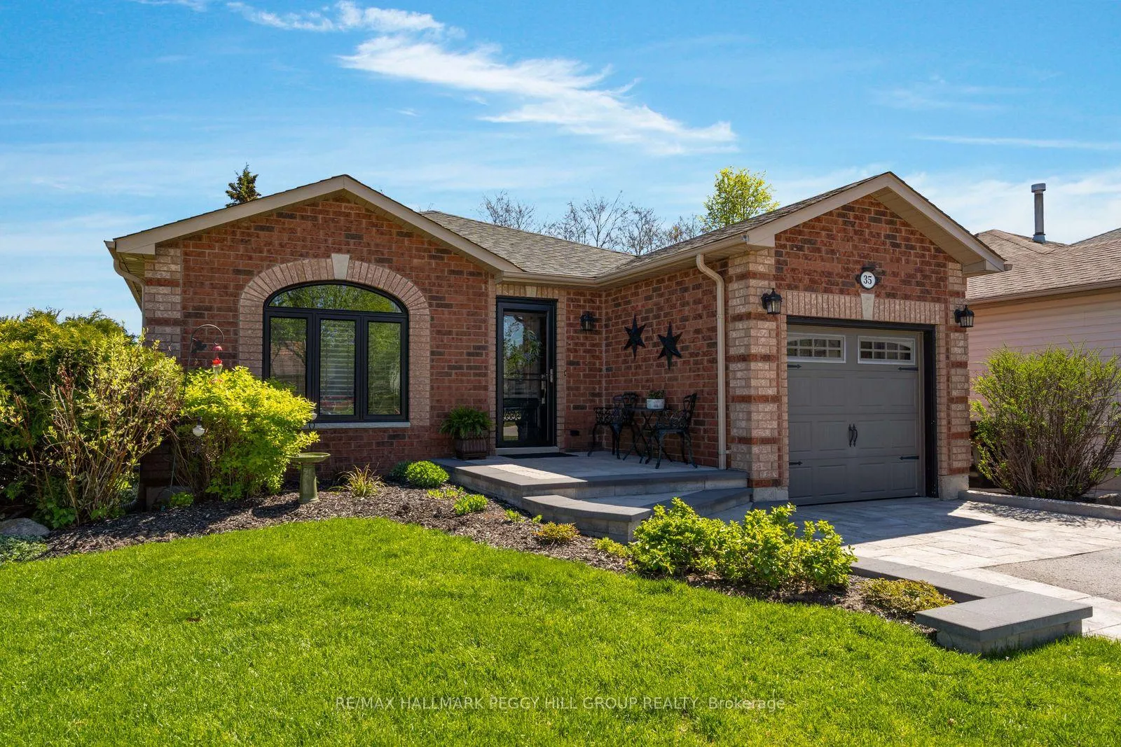 Photo 1 of 35 Golden Eagle Way, Barrie, Little Lake — HOMEH