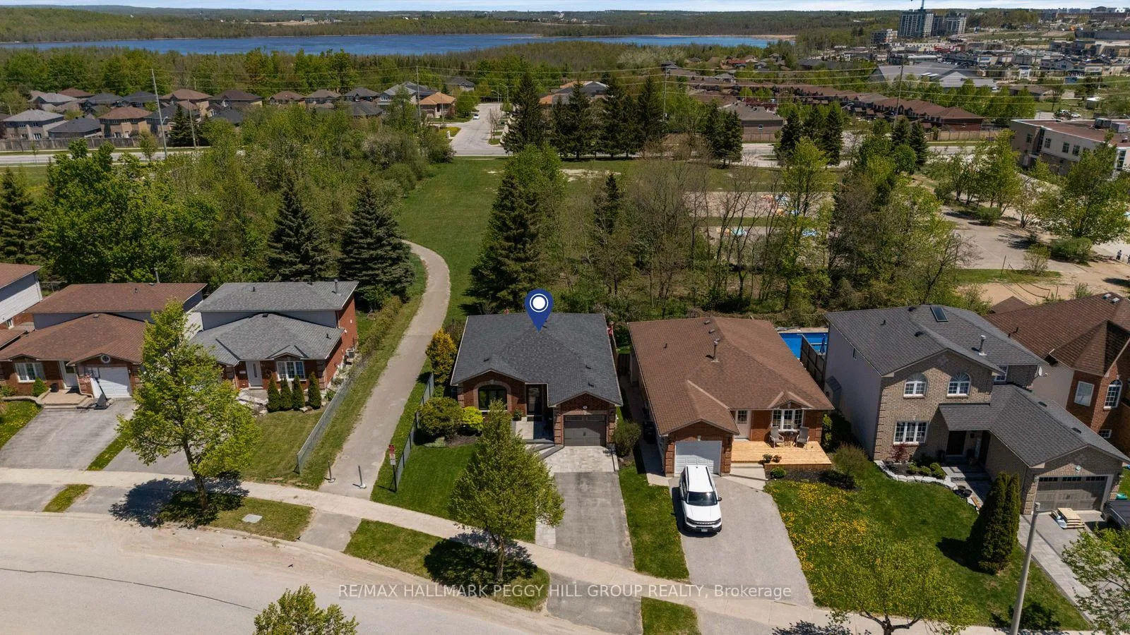 Photo 2 of 35 Golden Eagle Way, Barrie, Little Lake — HOMEH
