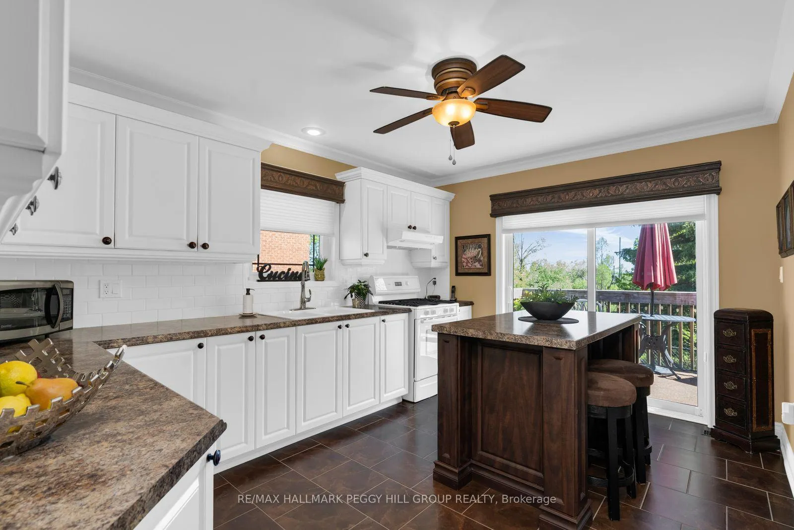 Photo 3 of 35 Golden Eagle Way, Barrie, Little Lake — HOMEH
