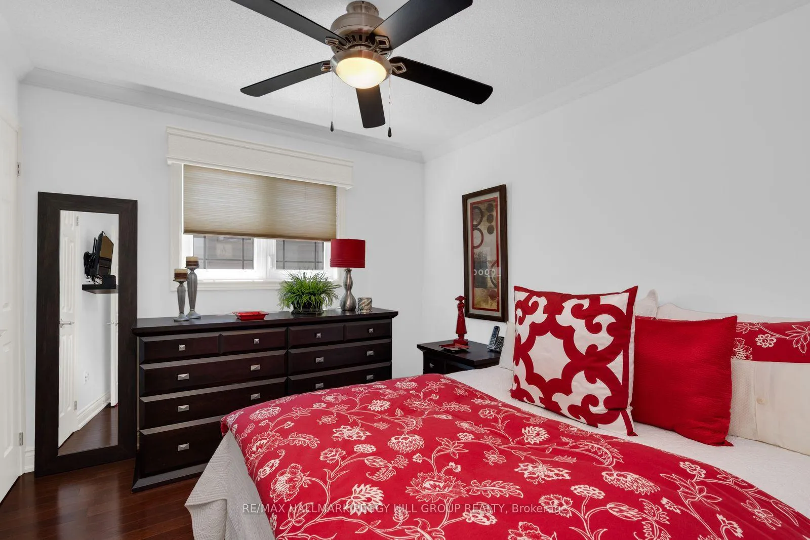 Photo 8 of 35 Golden Eagle Way, Barrie, Little Lake — HOMEH