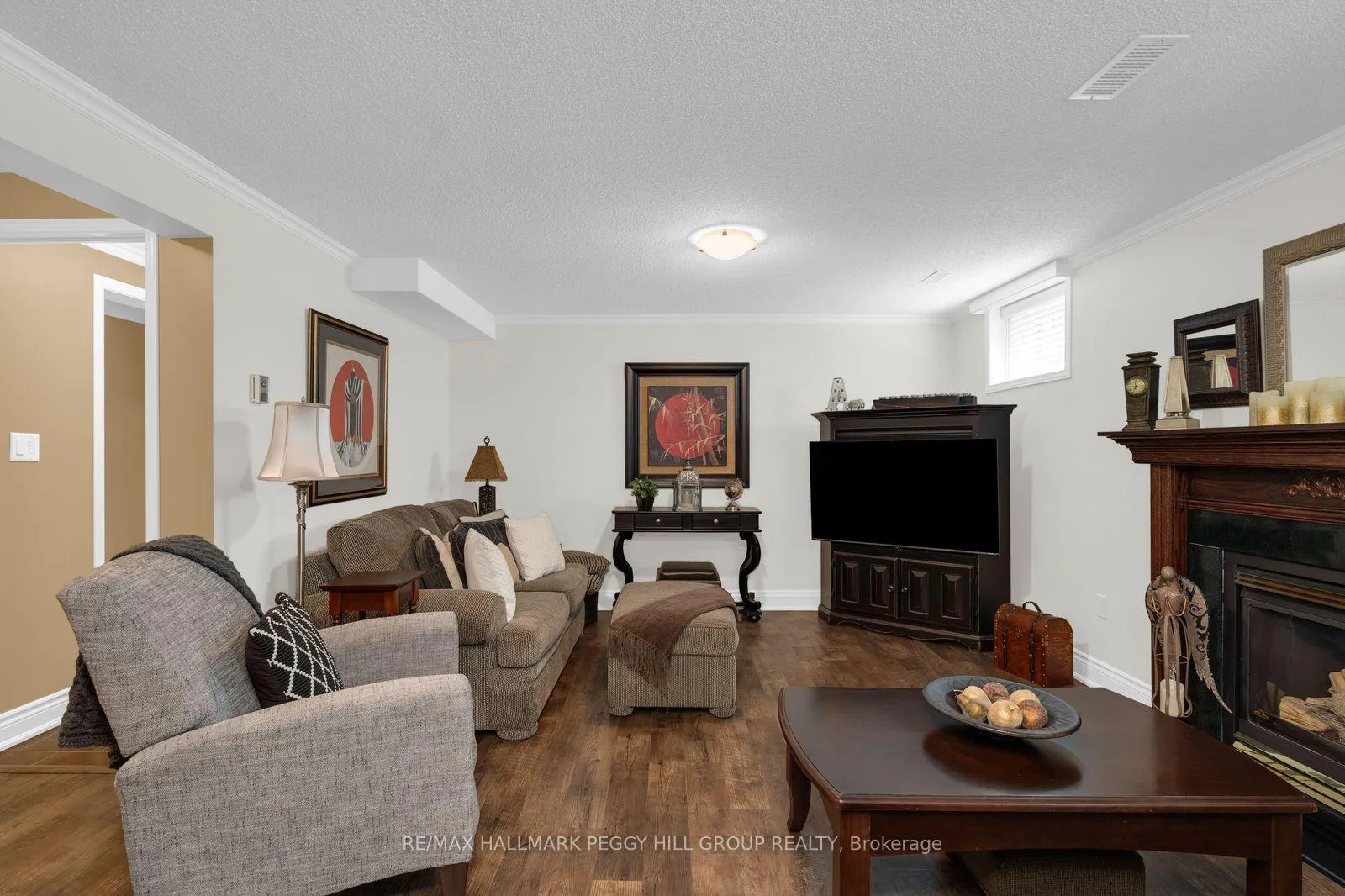 Photo 10 of 35 Golden Eagle Way, Barrie, Little Lake — HOMEH