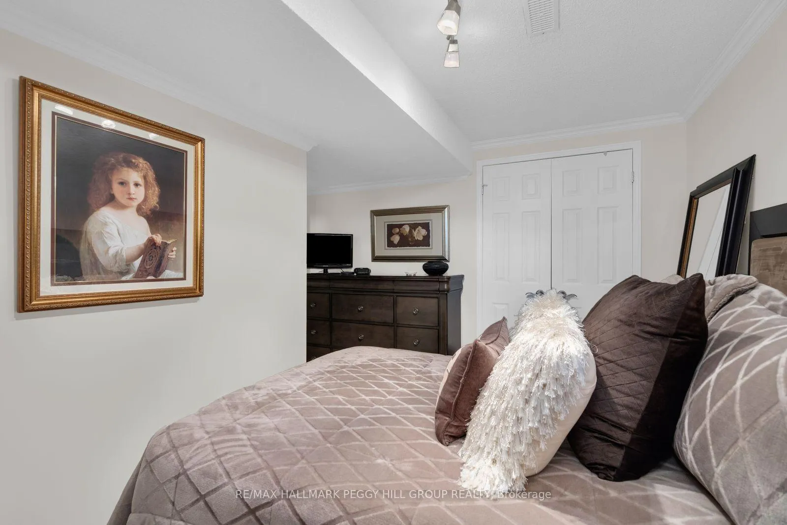 Photo 12 of 35 Golden Eagle Way, Barrie, Little Lake — HOMEH