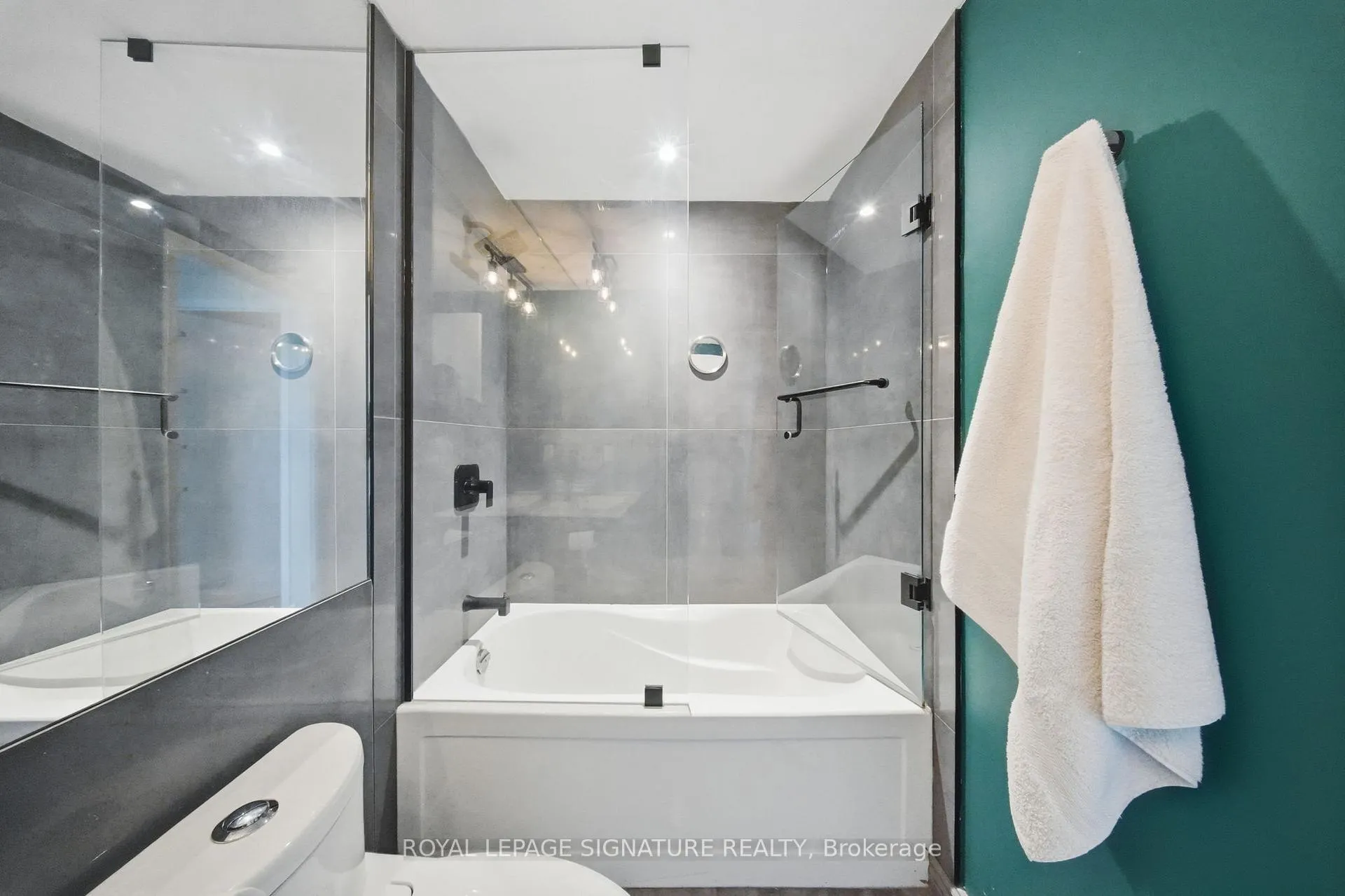 Photo 22 of Unit 705, 215 Fort York Boulevard, Toronto, Niagara — HOMEH