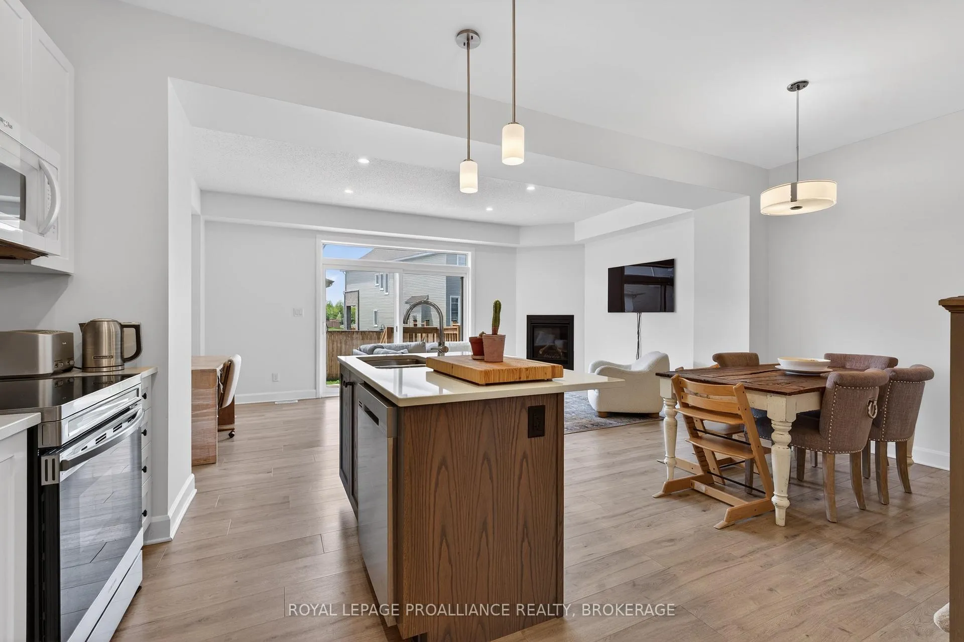 Photo 4 of 1536 Scarlet Street, Kingston, Kingston East (Incl Barret Crt) — HOMEH