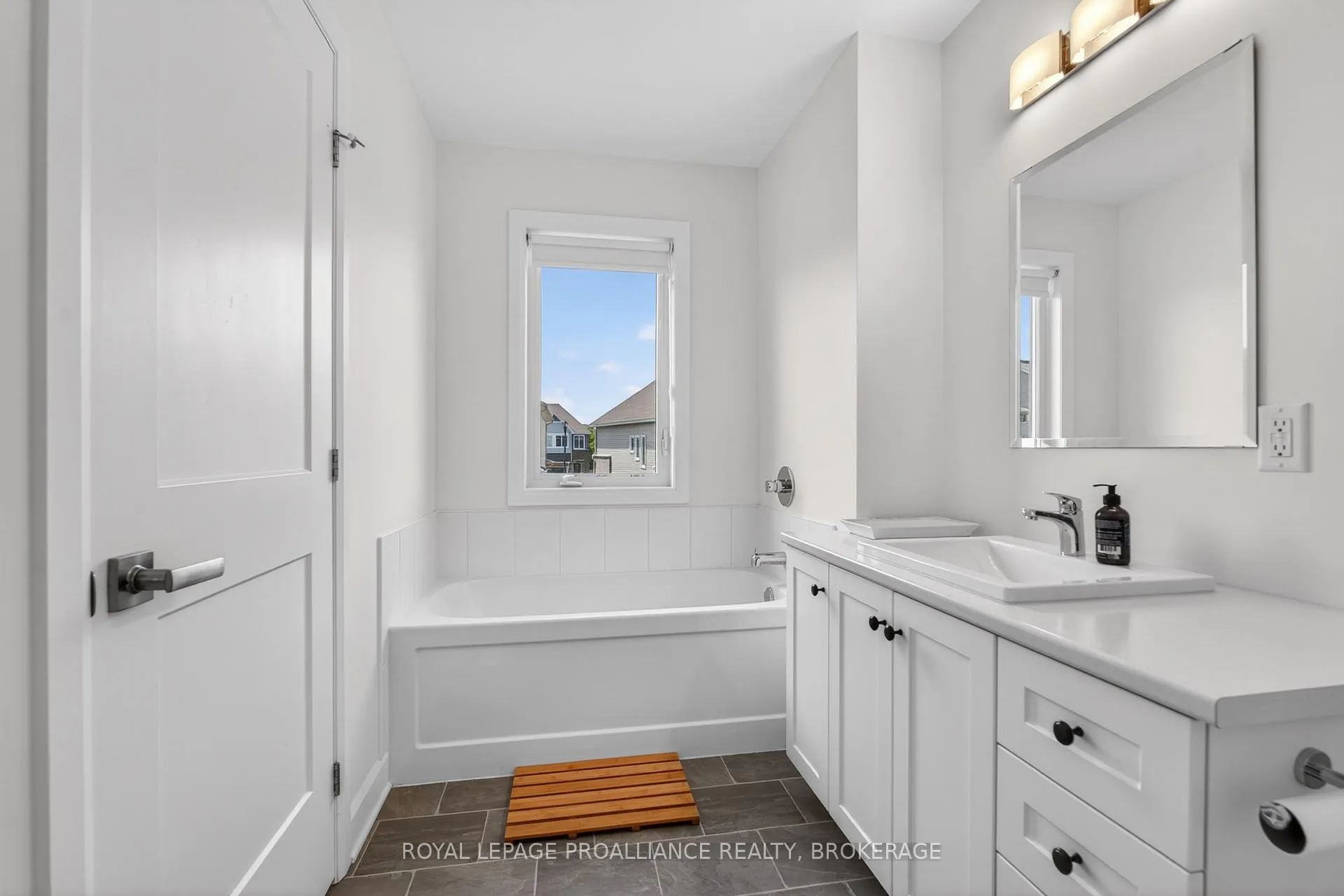 Photo 21 of 1536 Scarlet Street, Kingston, Kingston East (Incl Barret Crt) — HOMEH