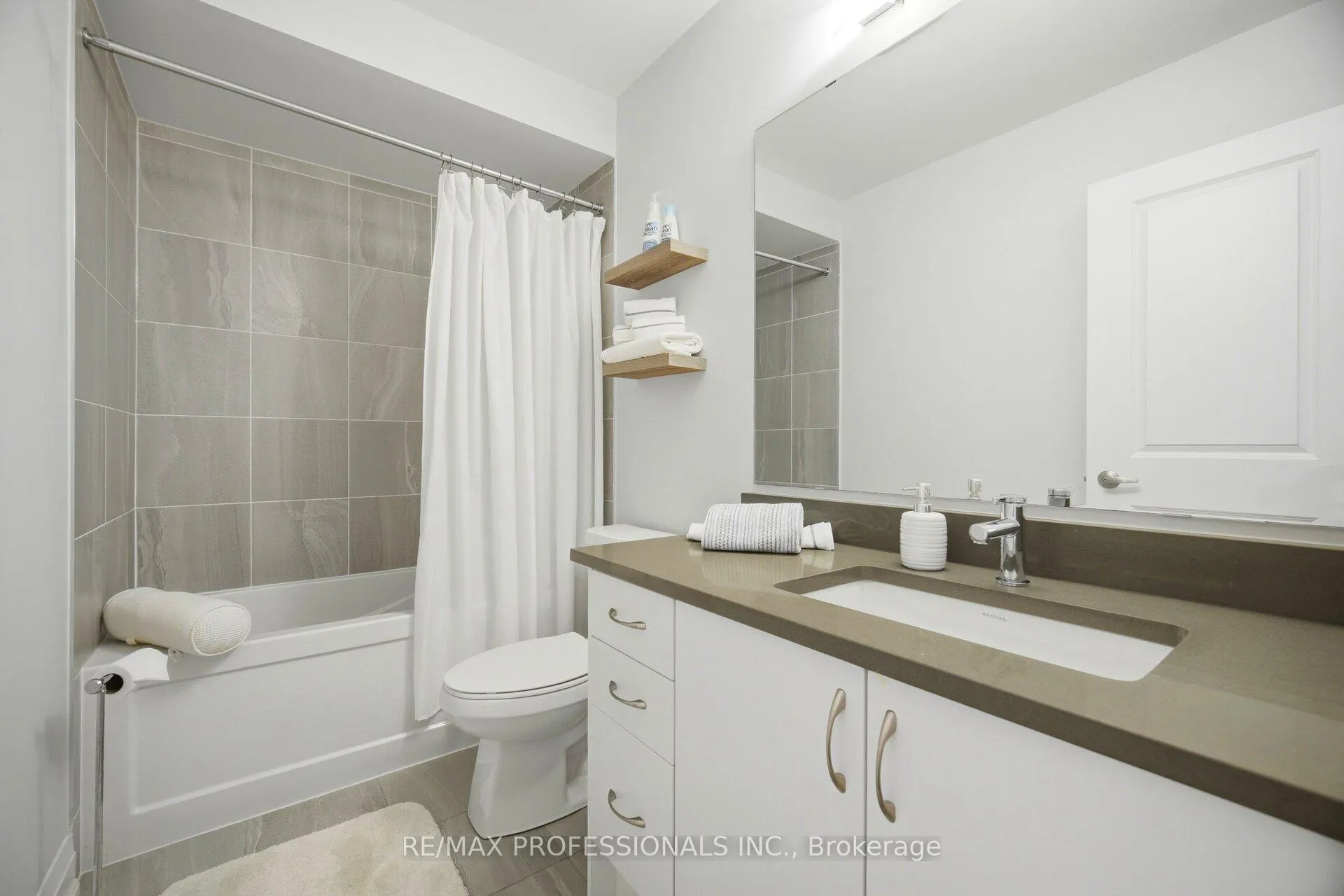 Photo 33 of 40 Bluestone Crescent, Brampton, Sandringham-Wellington — HOMEH
