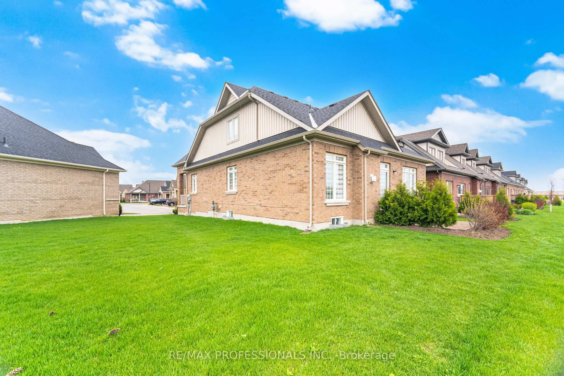 Photo 37 of 40 Bluestone Crescent, Brampton, Sandringham-Wellington — HOMEH