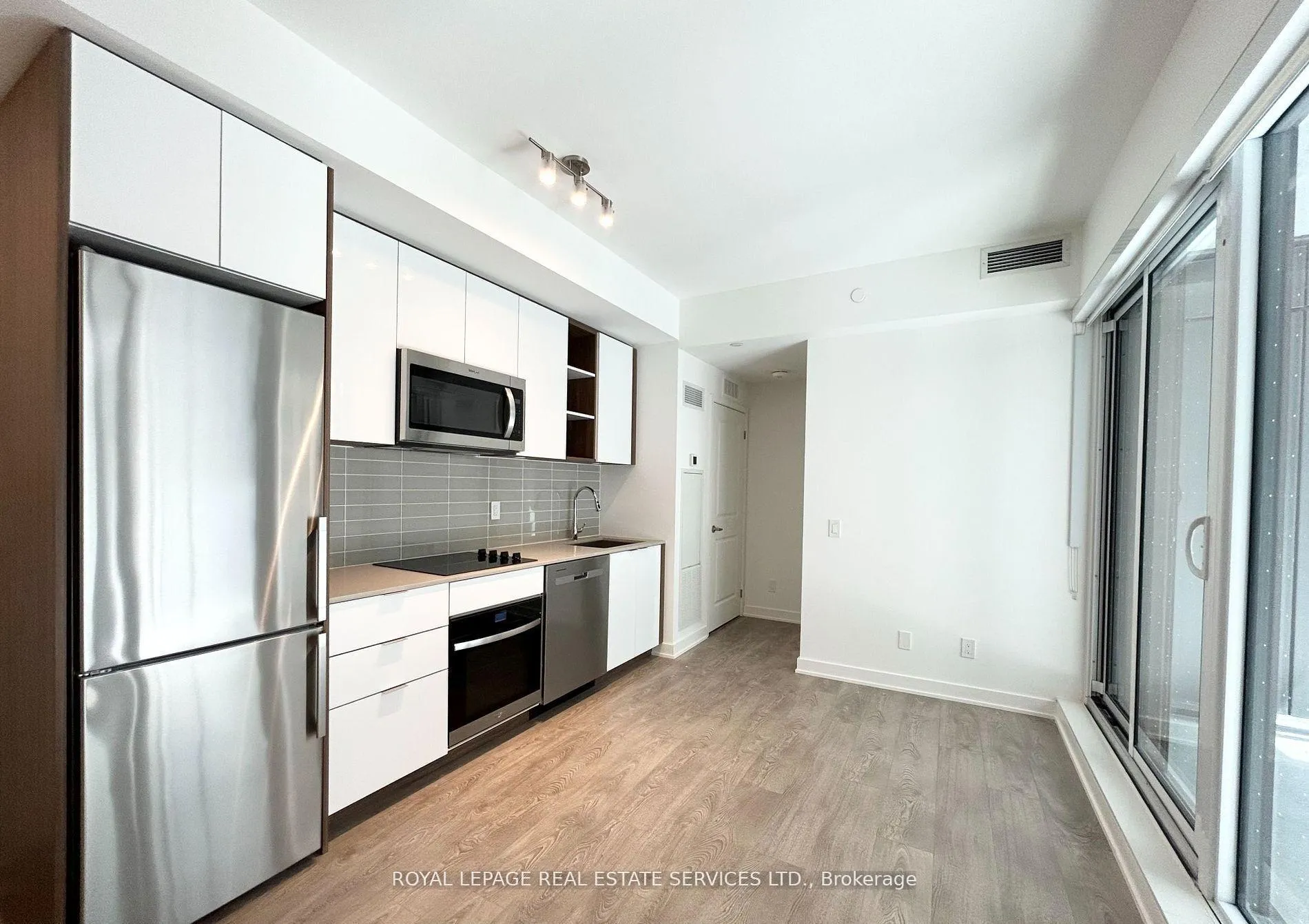 Front of Unit 425, 543 Richmond Street W