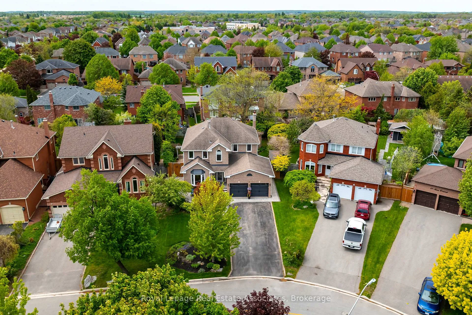 Photo 2 of 7 Nixon Crescent, Halton Hills, Georgetown — HOMEH