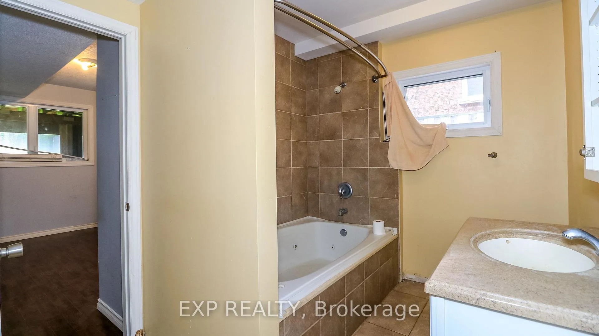 Photo 17 of 125 Jessica Drive, Barrie, Painswick South — HOMEH