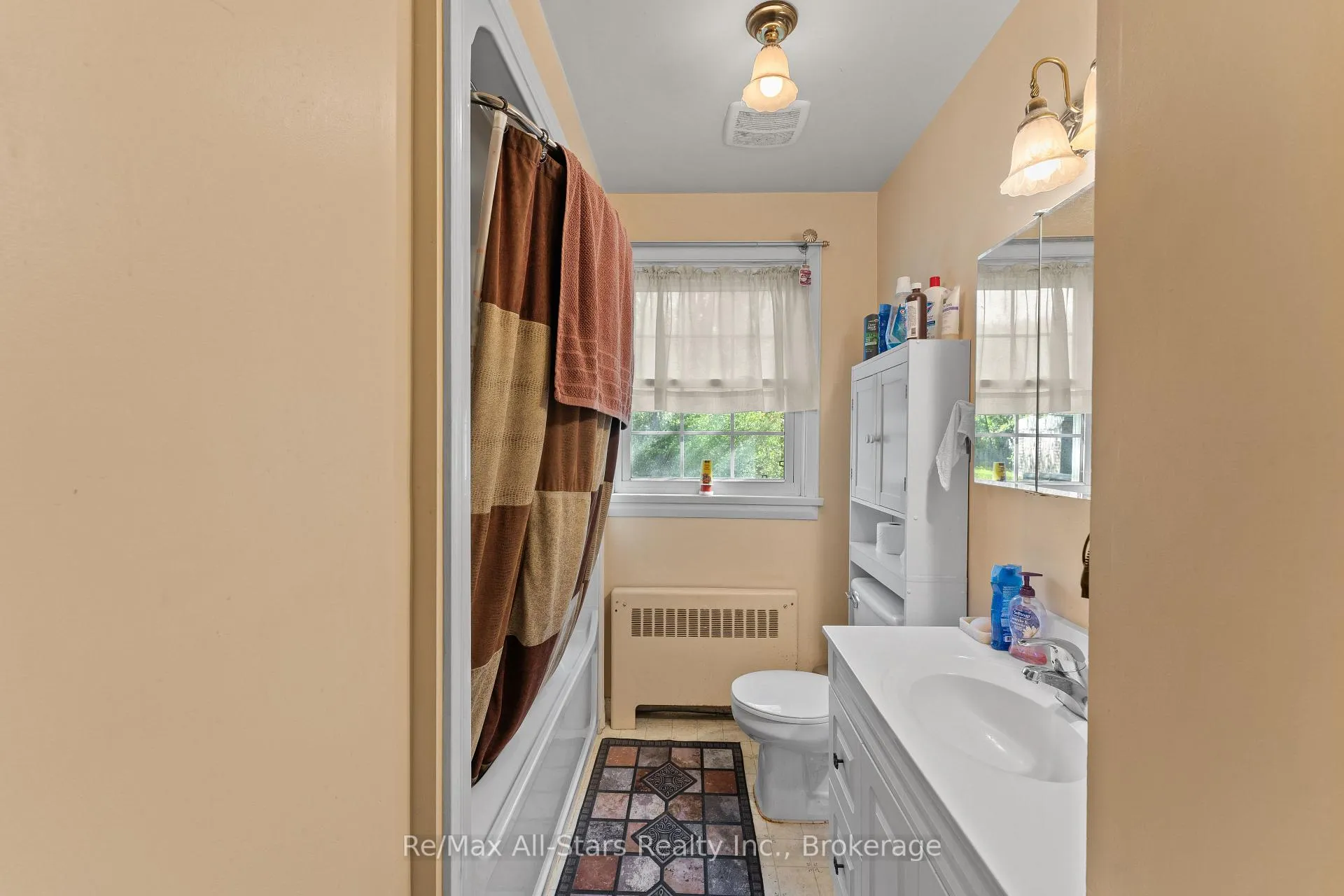Photo 11 of 29 Francis Street E, Kawartha Lakes, Fenelon Falls — HOMEH