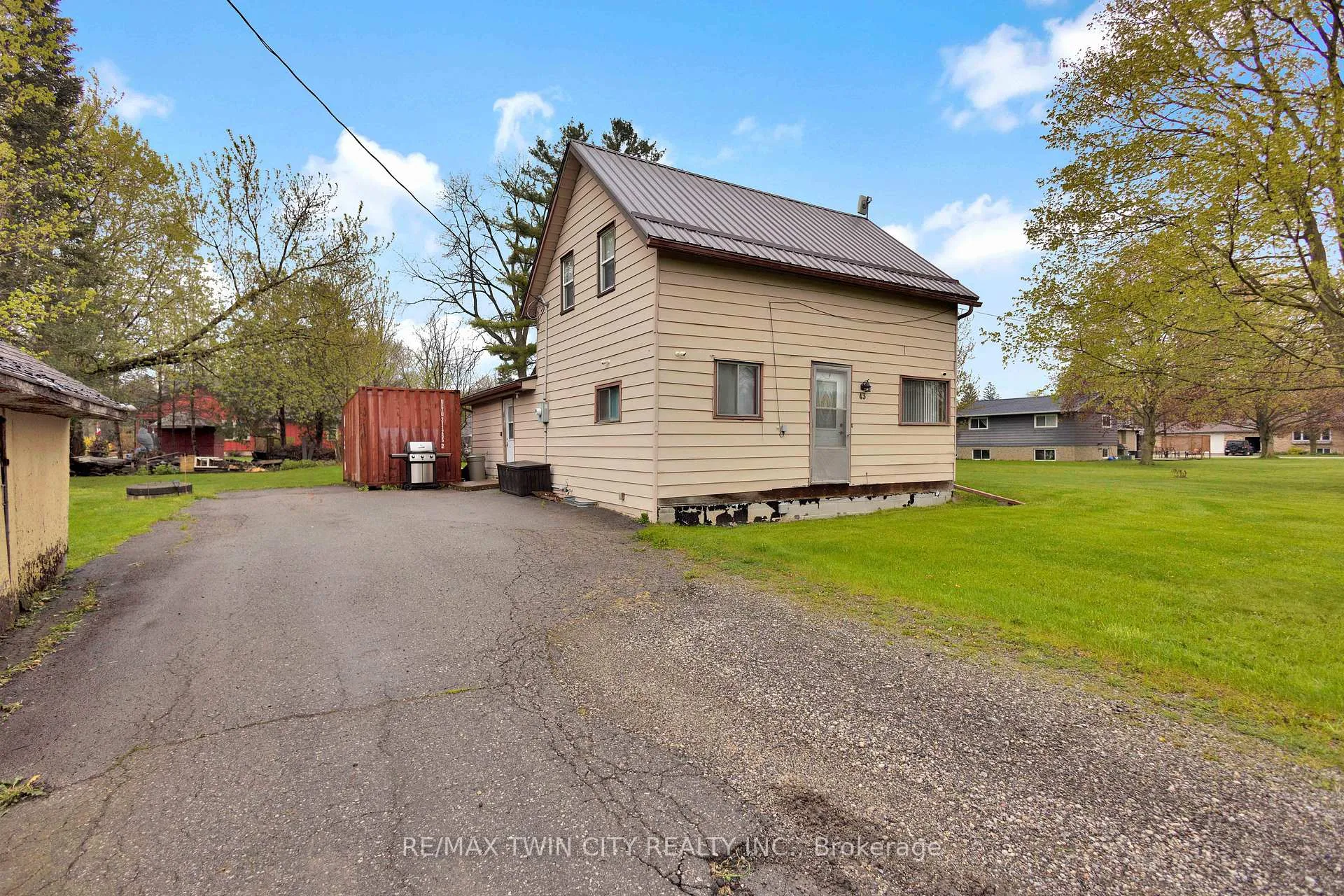 Photo 2 of 43 Ontario Street, Brant, South Dumfries — HOMEH